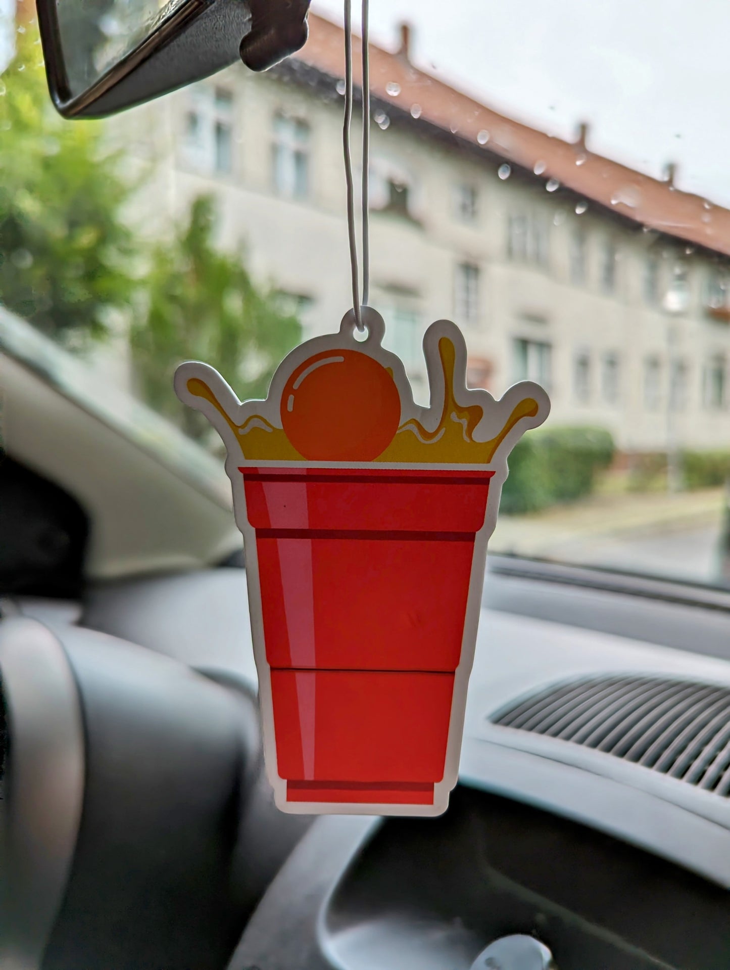 Auto Duftbaum Bier Pong Becher mit Ball hängt am Auto Rückspiegel