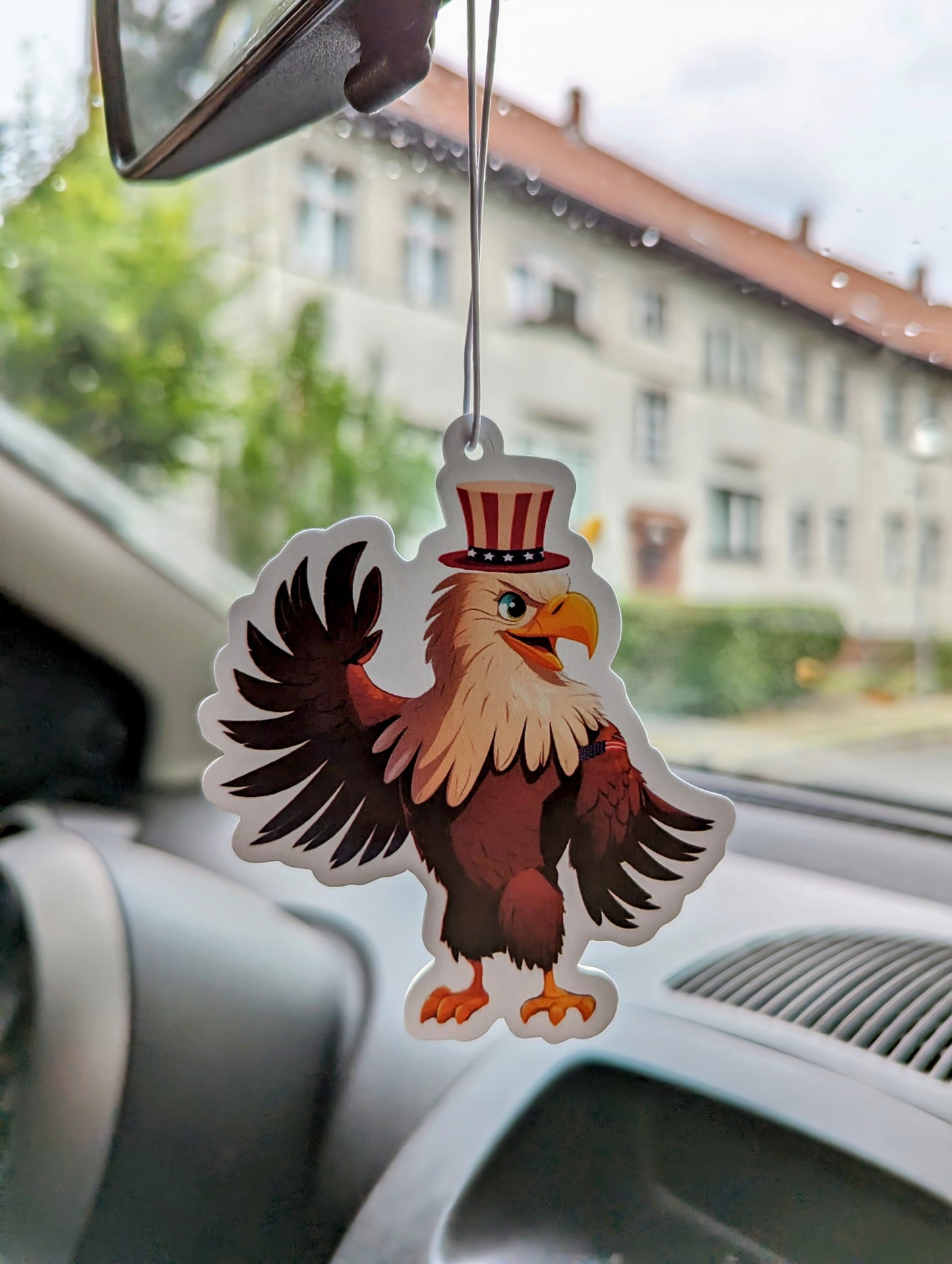 Auto Duftbaum American Eagle mit Hut hängt am Auto Rückspiegel