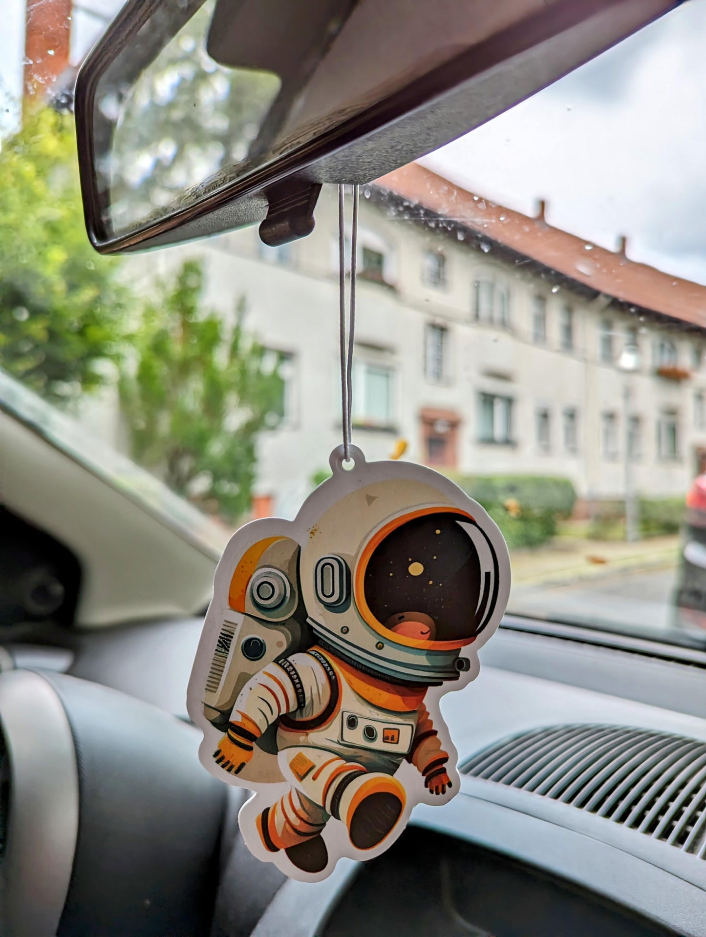 Auto Duftbaum Astronaut mit Anzug hängt am Auto Rückspiegel