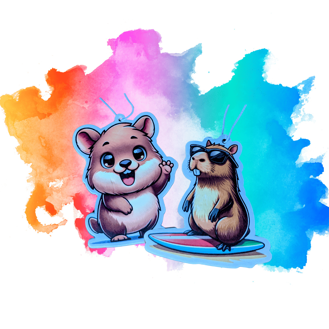 Auto Duftbaum Abbildung mit einem Quokka und einem Capybara auf einem Surfbrett