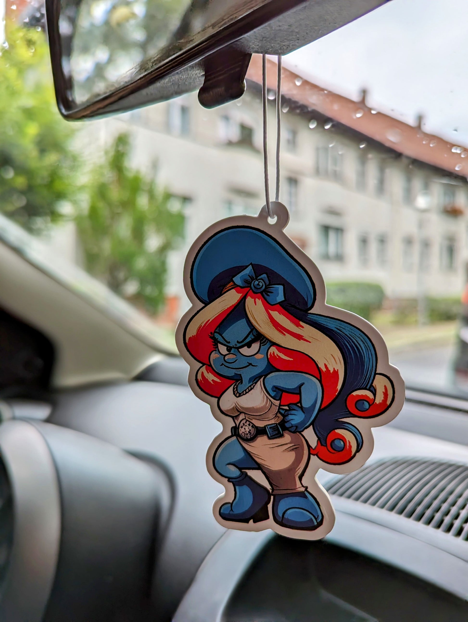 Auto Duftbaum Bad Blue Girl mit Mütze und Gürtel hängt am Auto Rückspiegel