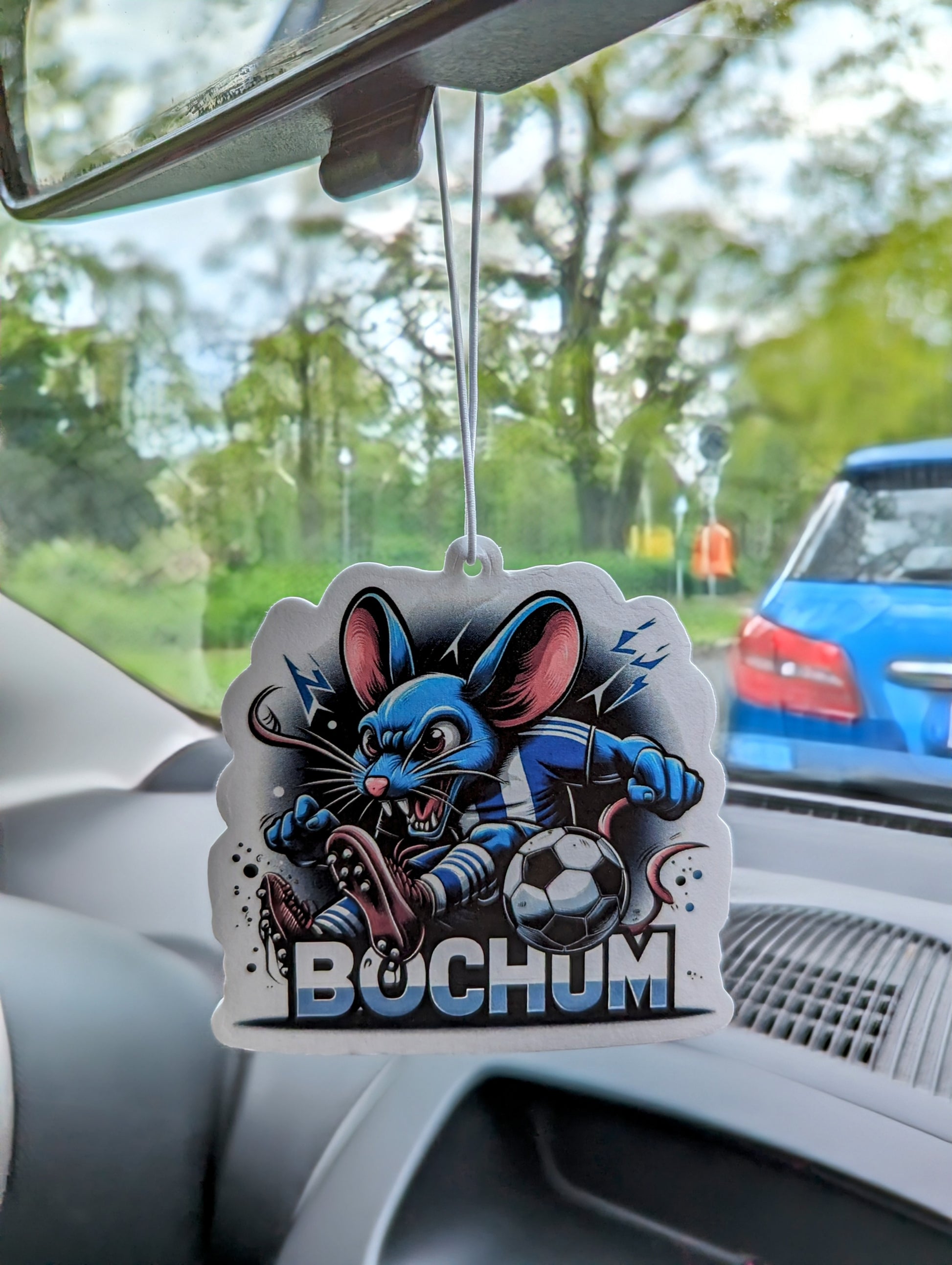 Auto Duftbaum Bochum Stadtmaus mit blau und weißem T-Shirt und einem Ball, hängt am Auto Rückspiegel