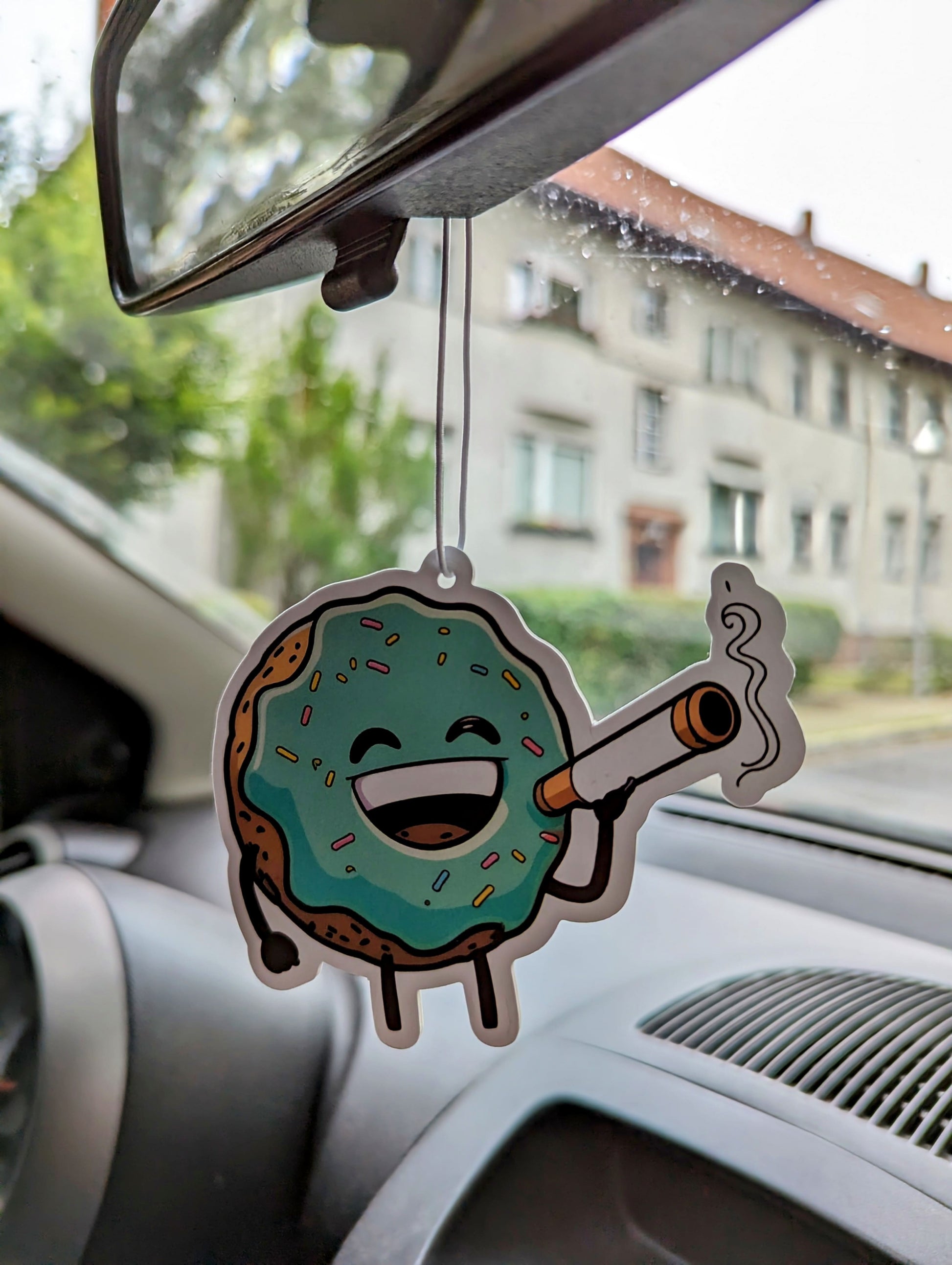 Auto Duftbaum Cool Donut mit Zigarette hängt am Auto Rückspiegel