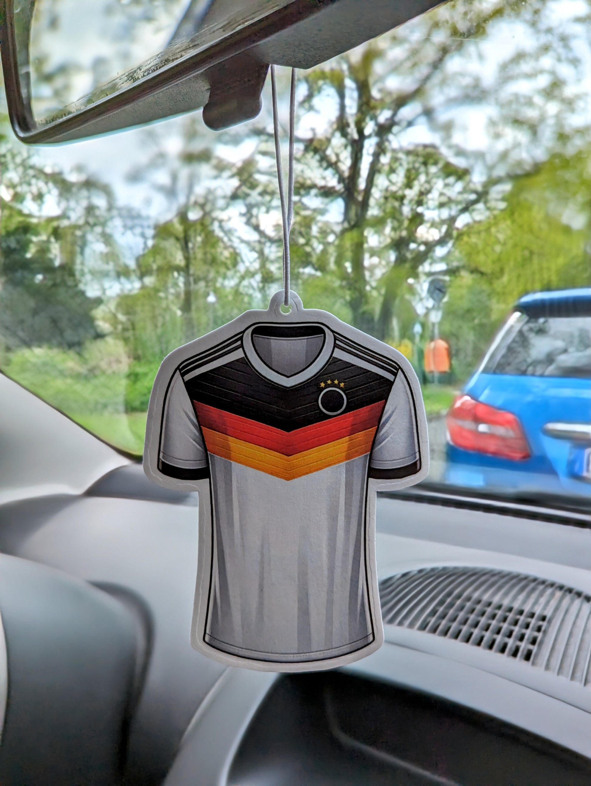 Auto Duftbaum Deutschland Trikot in den Nationalfarben hängt am Auto Rückspiegel
