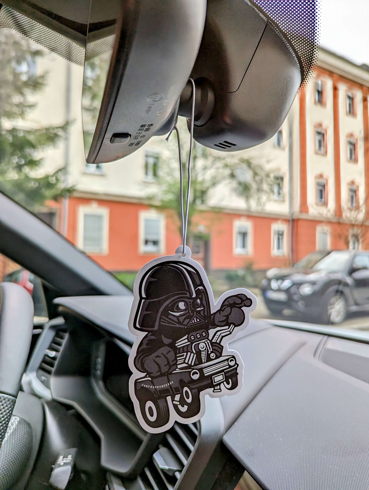 Auto Duftbaum Drifitng V mit einem Helm,sitzt im Auto und hängt am Auto Rückspiegel