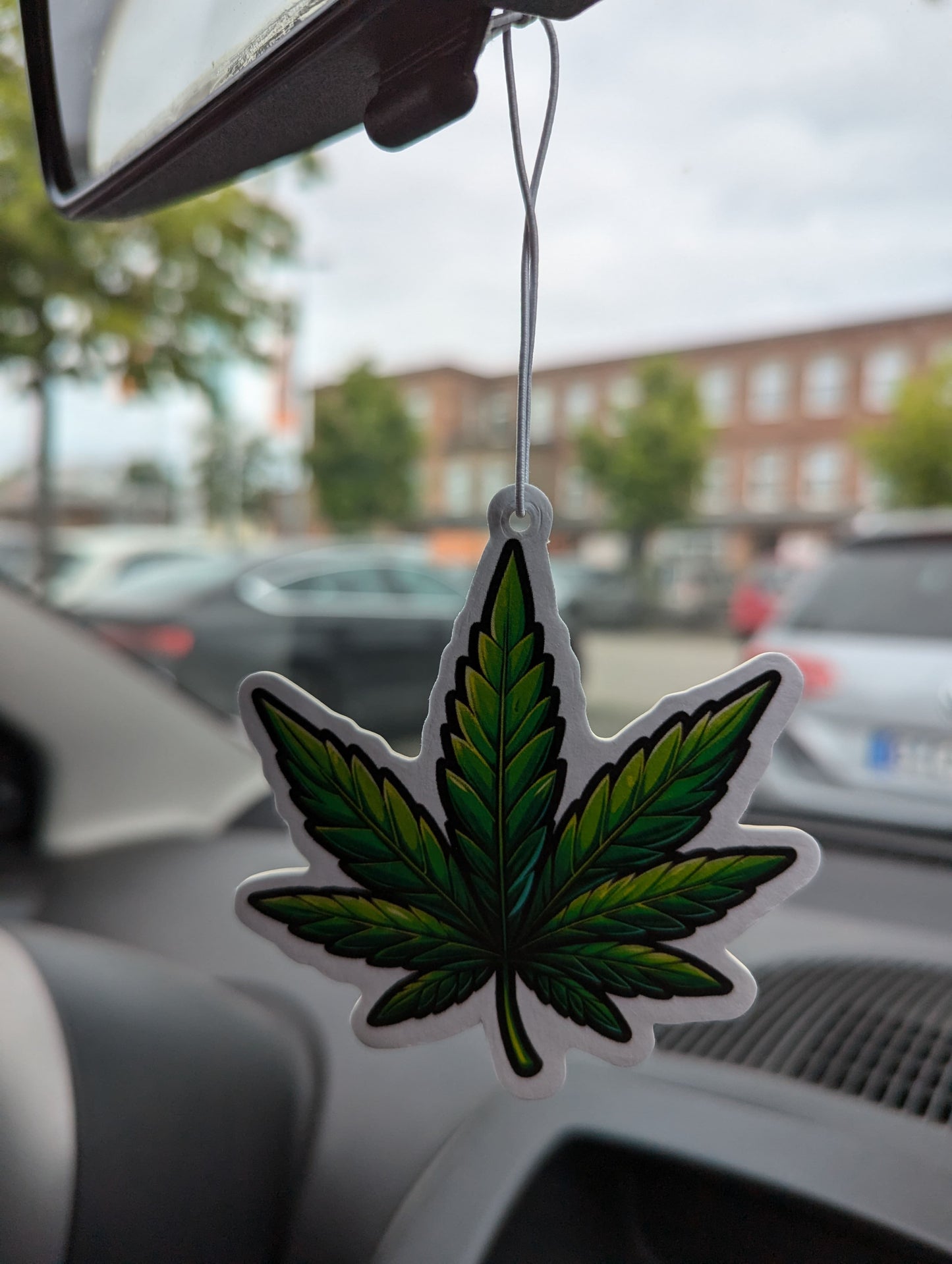 Auto Duftbaum Hanfblatt mit 8 Blättern hängt am Auto Rückspiegel