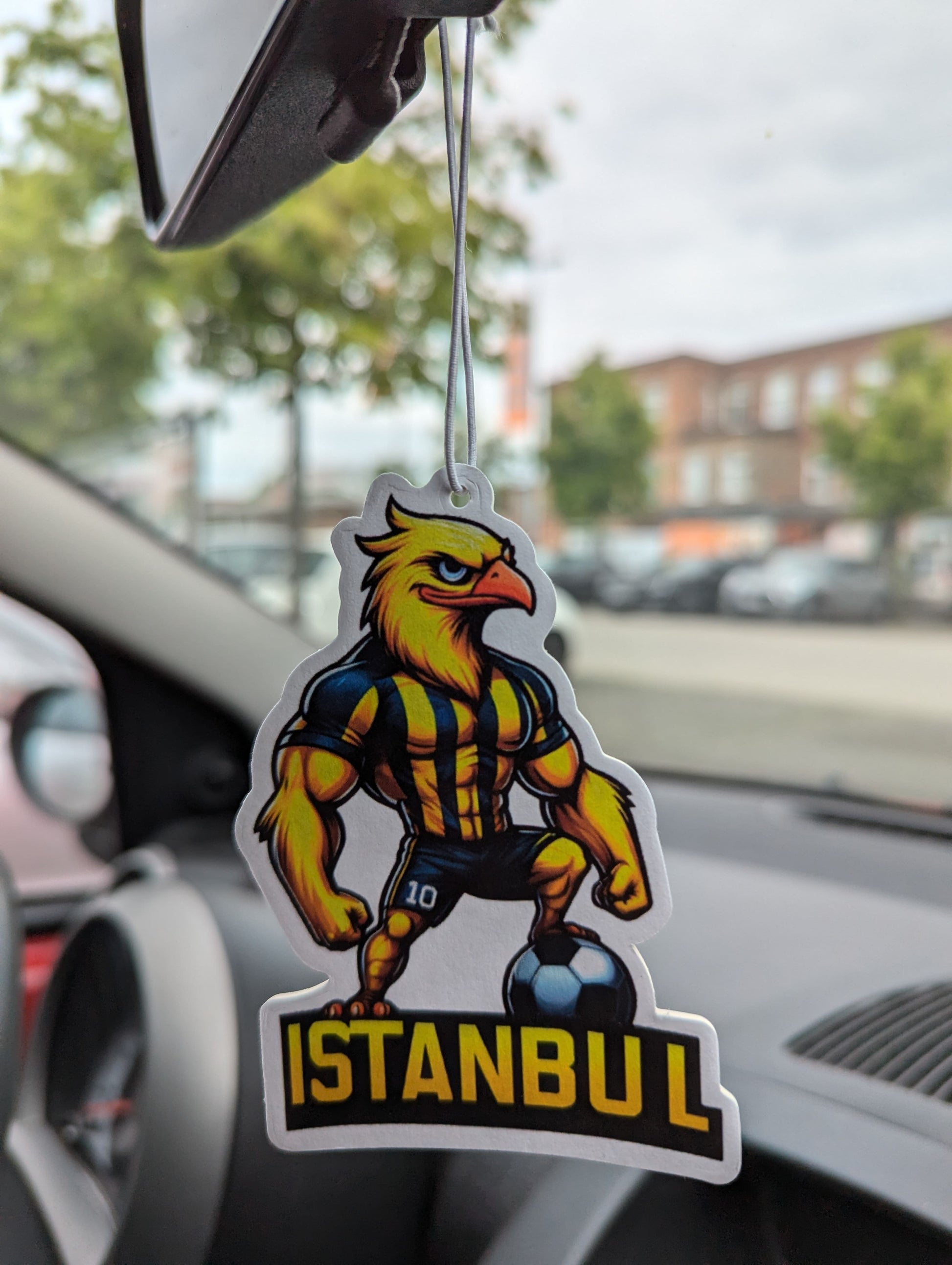 Auto Duftbaum Istanbul Kanarienvogel in einem schwarz und gelben T-Shirt mit einem Ball hängt am Auto Rückspiegel