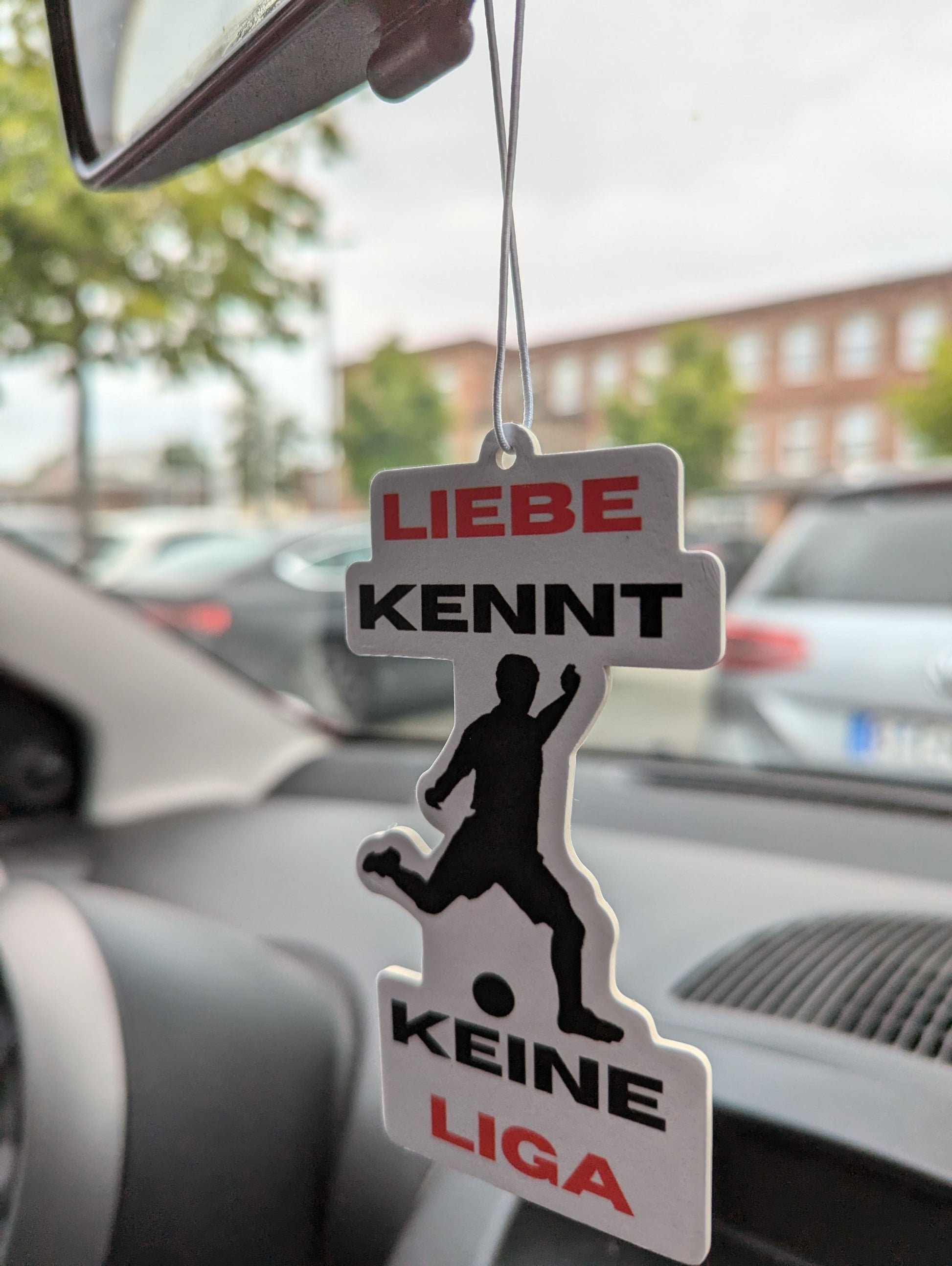 Auto Duftbaum Liebe kennt keine Liga hängt am Auto Rückspiegel