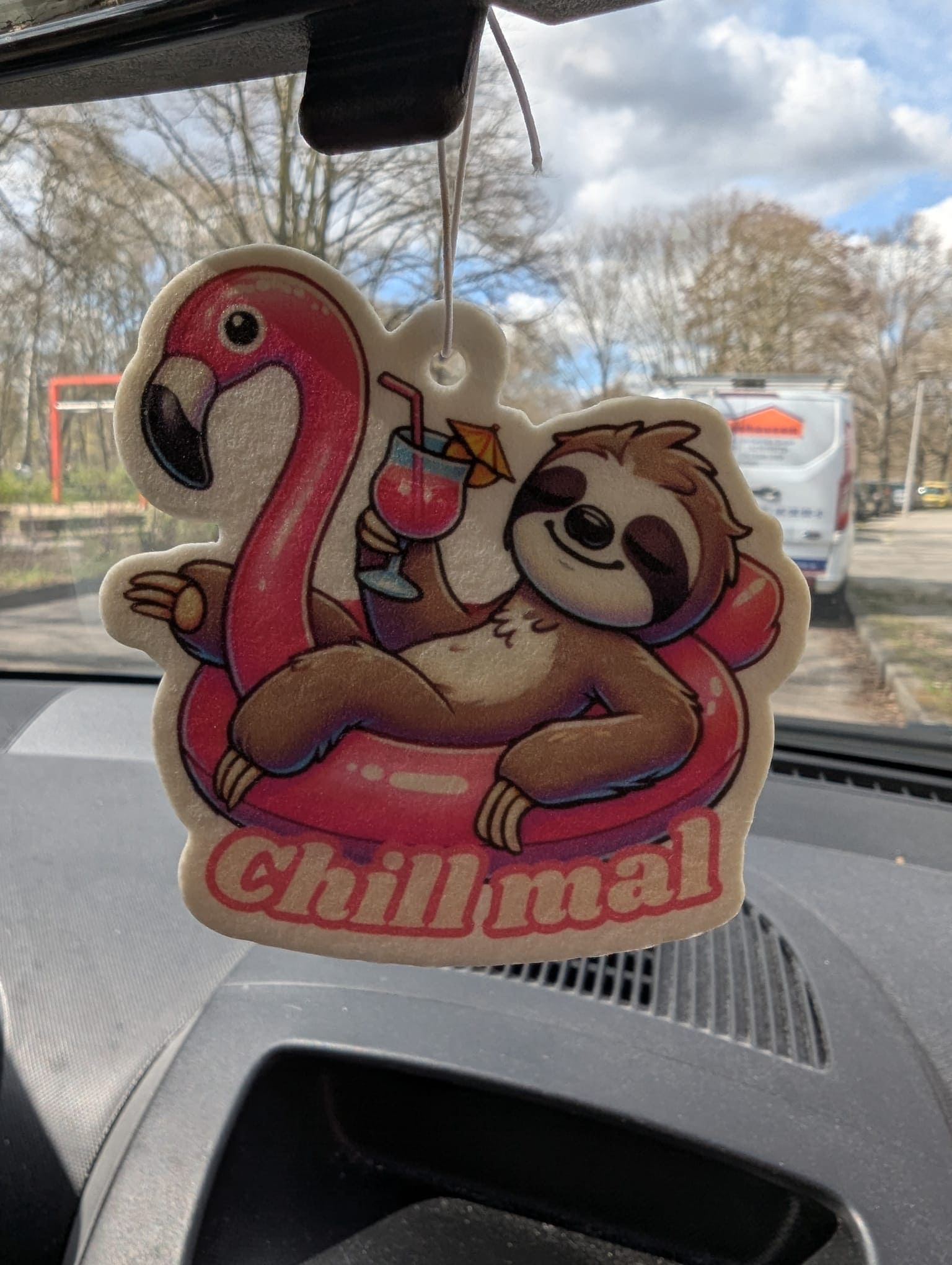 Auto Duftbaum „Chill mal“ mit Faultier auf Flamingo, witziger Lufterfrischer fürs Auto, trendiger Autoduftbaum für entspannte Autofahrten, dekorativer Autoanhänger mit Sommer-Motiv.