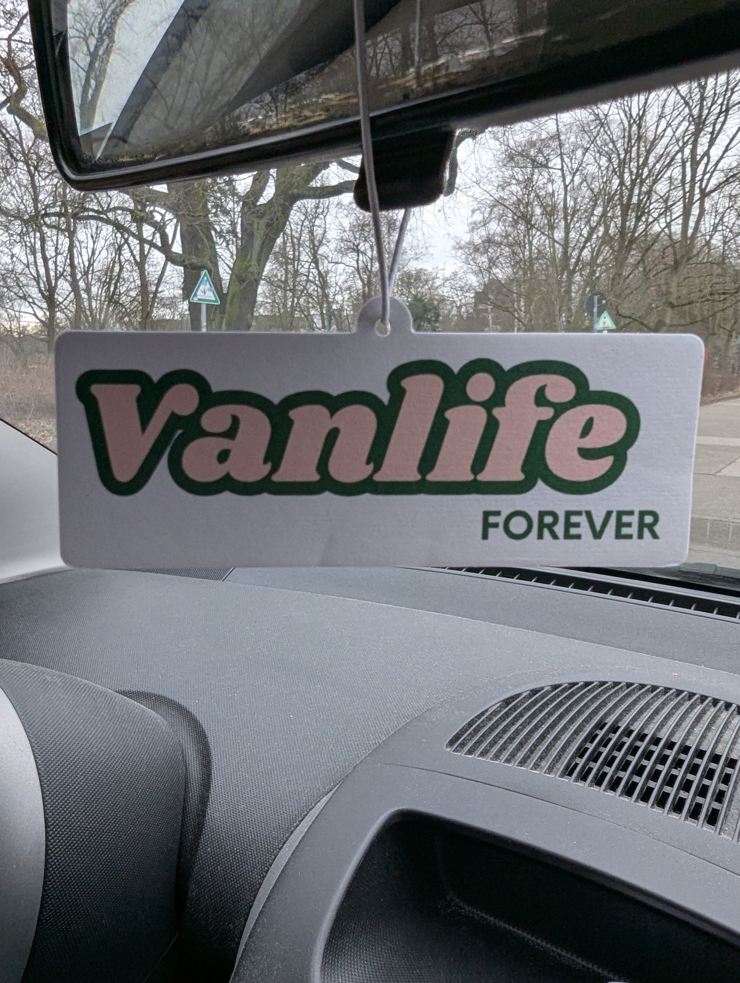 Auto Duftbaum in rechteckiger Form mit grün-rosa Schriftzug „Vanlife Forever“, Lufterfrischer fürs Auto mit Lifestyle-Motiv, dekorativer Autoduftbaum für Camping- und Vanlife-Fans.