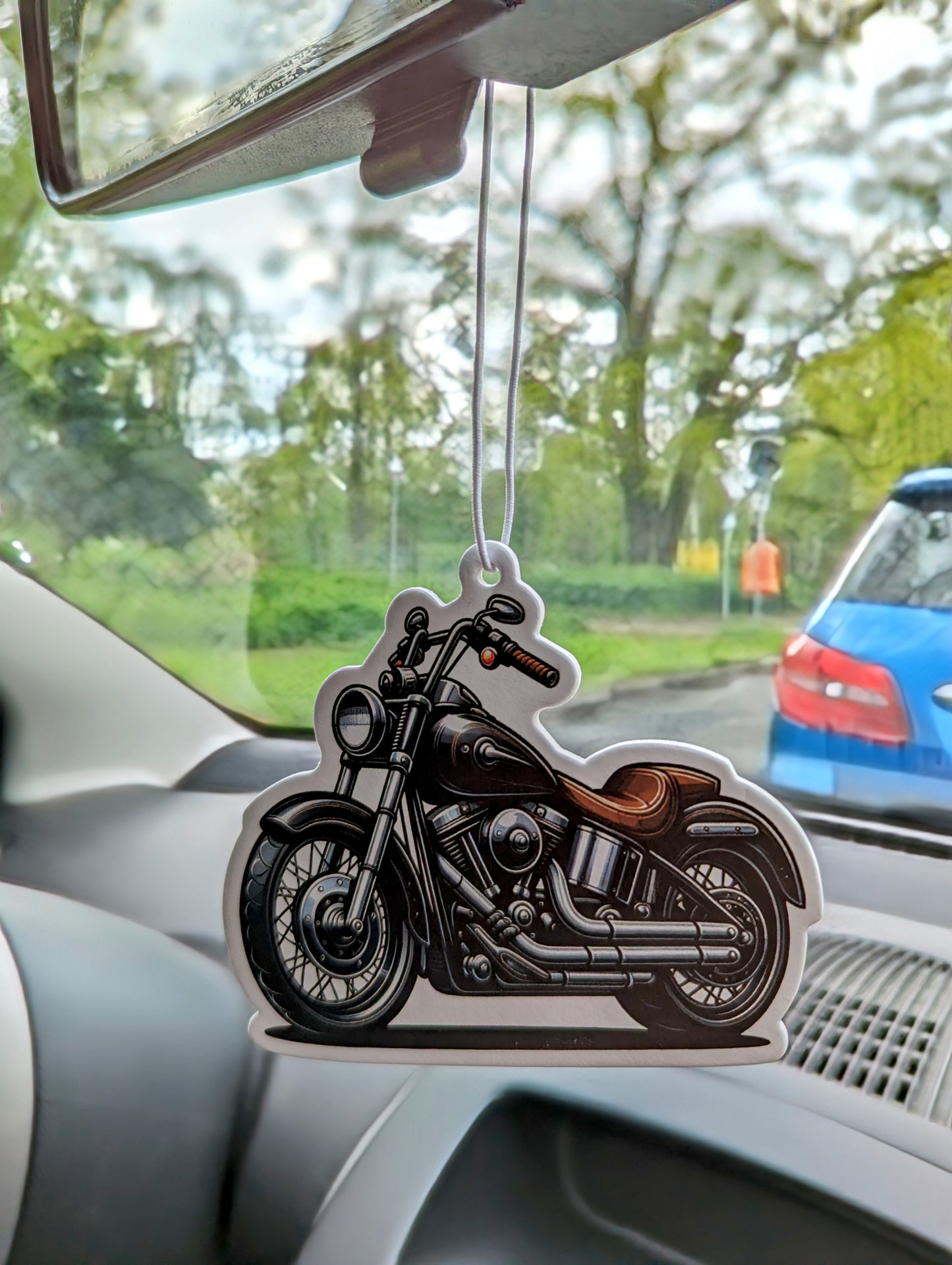Auto Duftbaum Motorrad in schwarz hängt am Rückspiegel im Auto