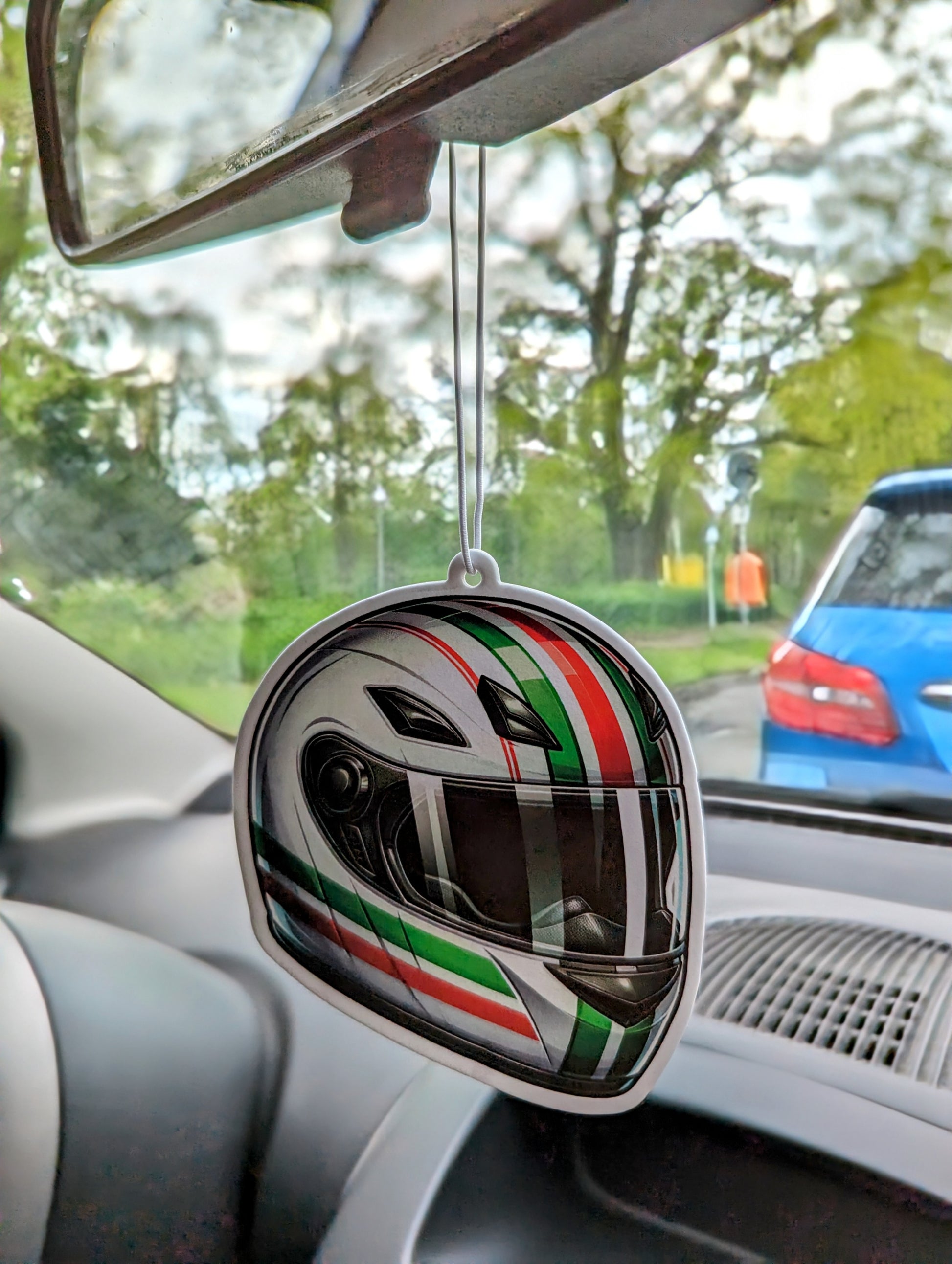 Auto Duftbaum Motorradhelm mit grünen und roten Streifen hängt im Auto am Rückspiegel