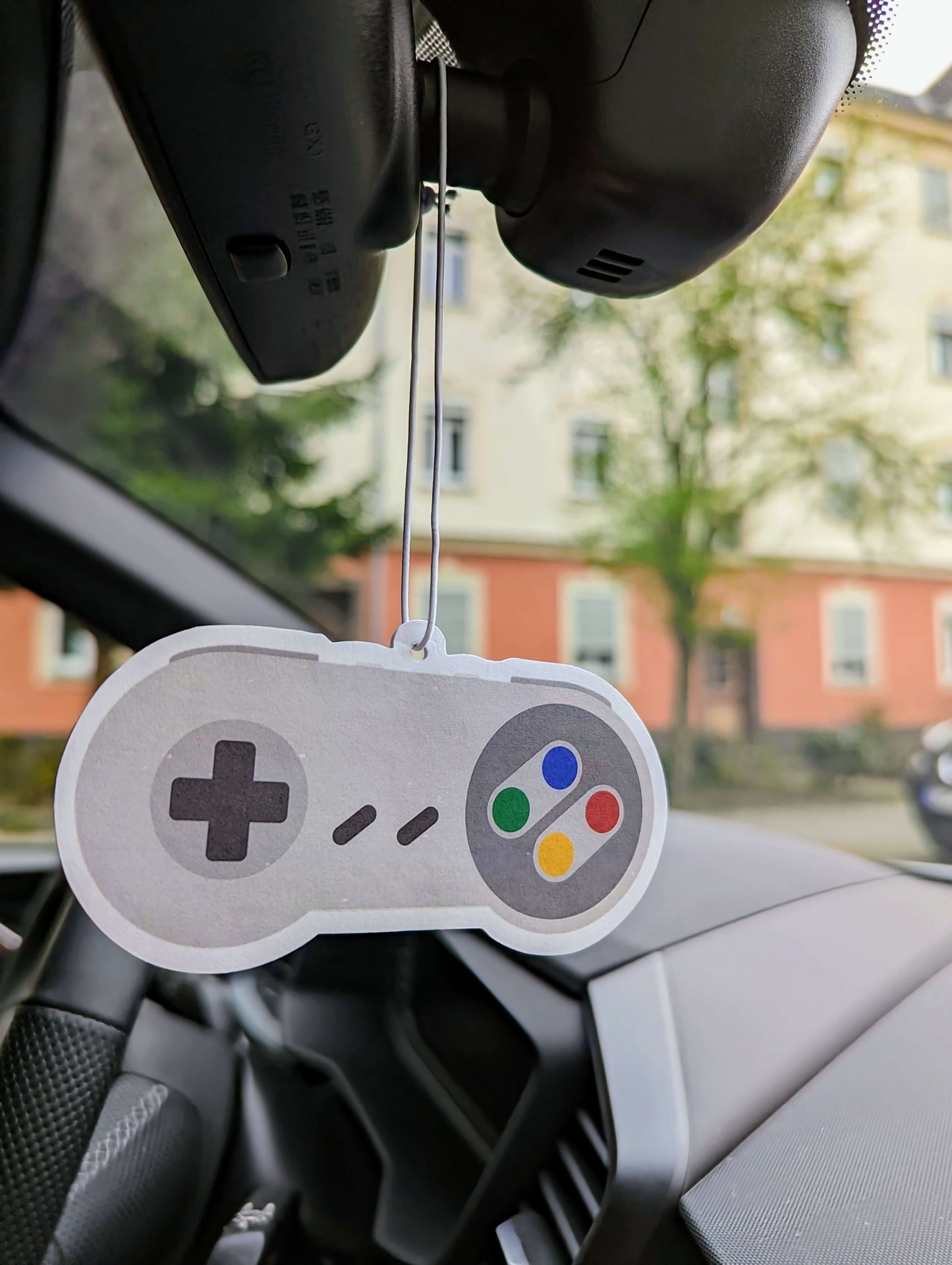 Auto Duftbaum Oldschool Controller mit Tasten hängt am Auto Rückspiegel