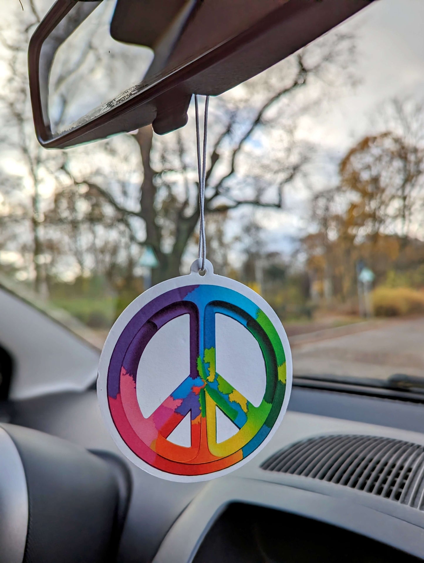 Auto Duftbaum Peace Zeichen mehrfarbig hängt am Auto Rückspiegel