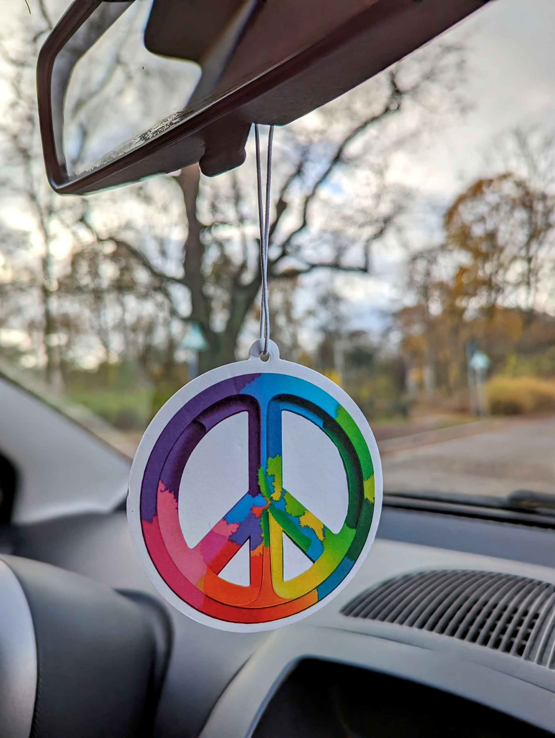 Auto Duftbaum Peace Zeichen mehrfarbig hängt am Auto Rückspiegel