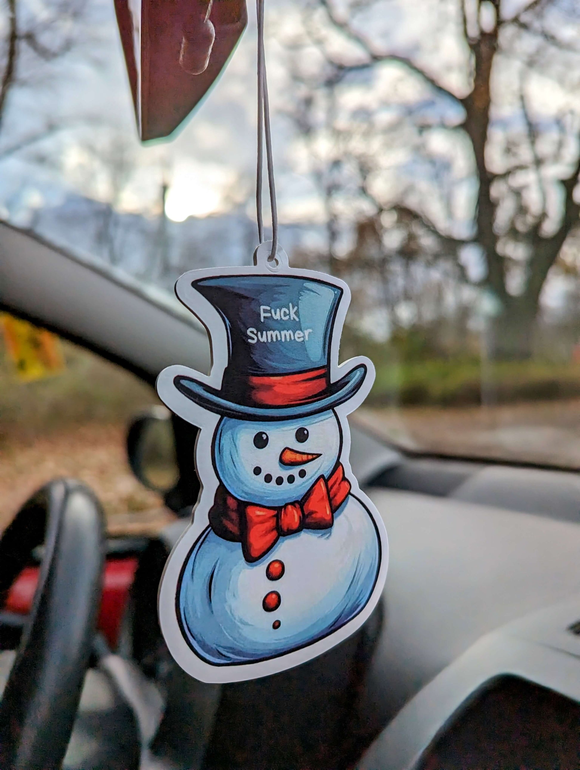 Auto Duftbaum Schneemann mit Hut und Schleife hängt am Auto Rückspiegel