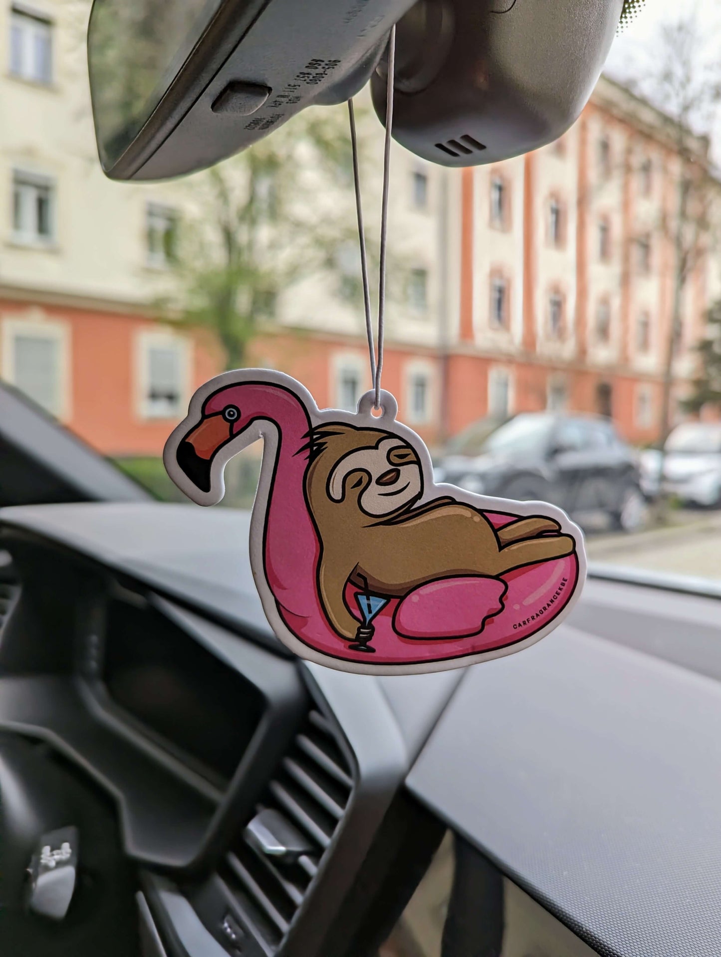 Auto Duftbaum Sloth und Flamingo hängt am Auto Rückspiegel