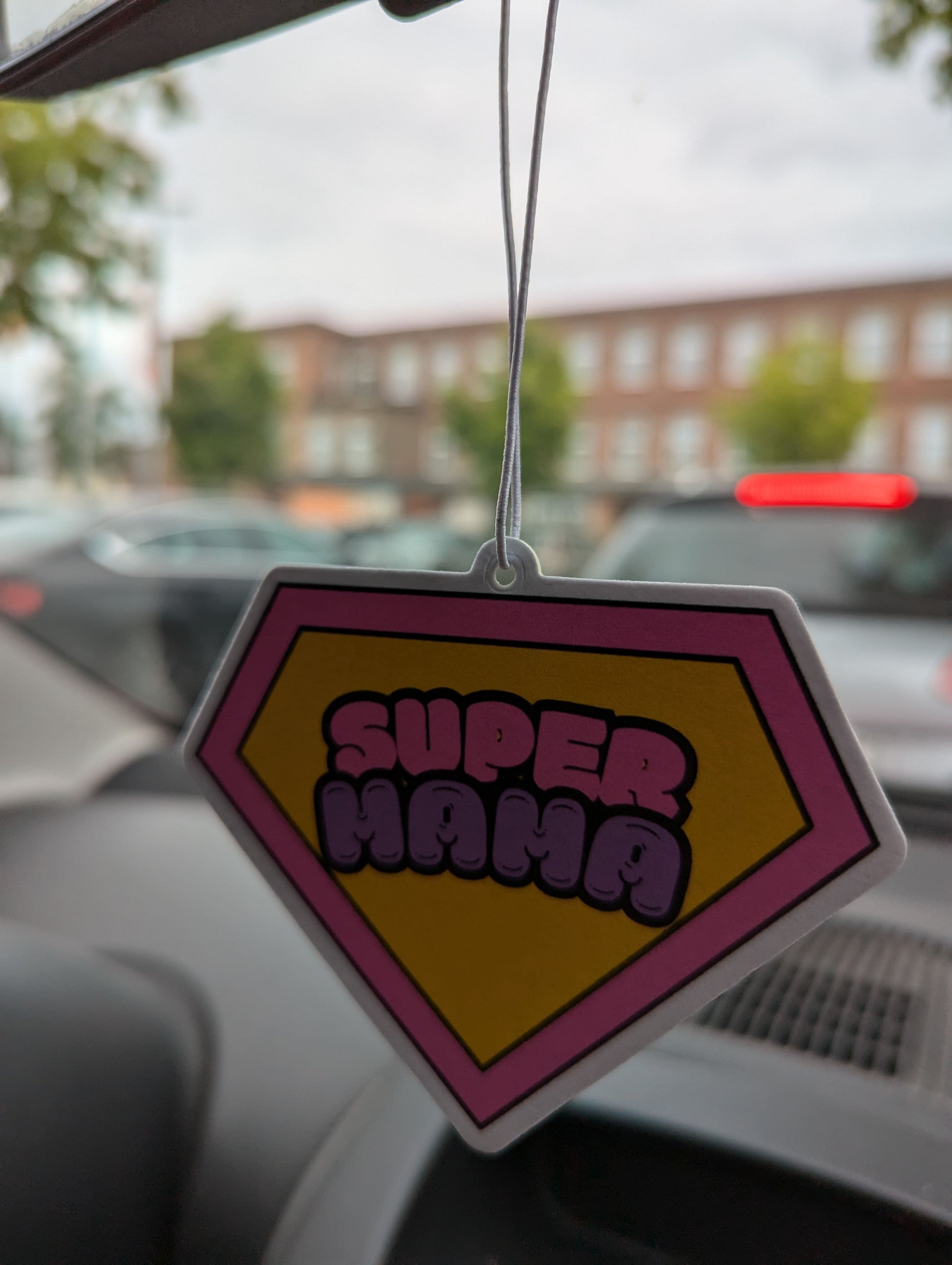 Auto Duftbaum Super Mama hängt am Auto Rückspiegel