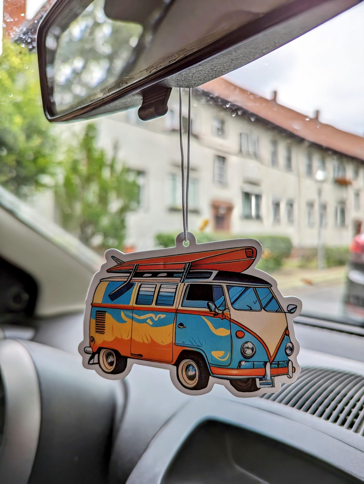 Auto Duftbaum Urlaubs Van mit Surfbrett auf dem Dach hängt am Auto Rückspiegel