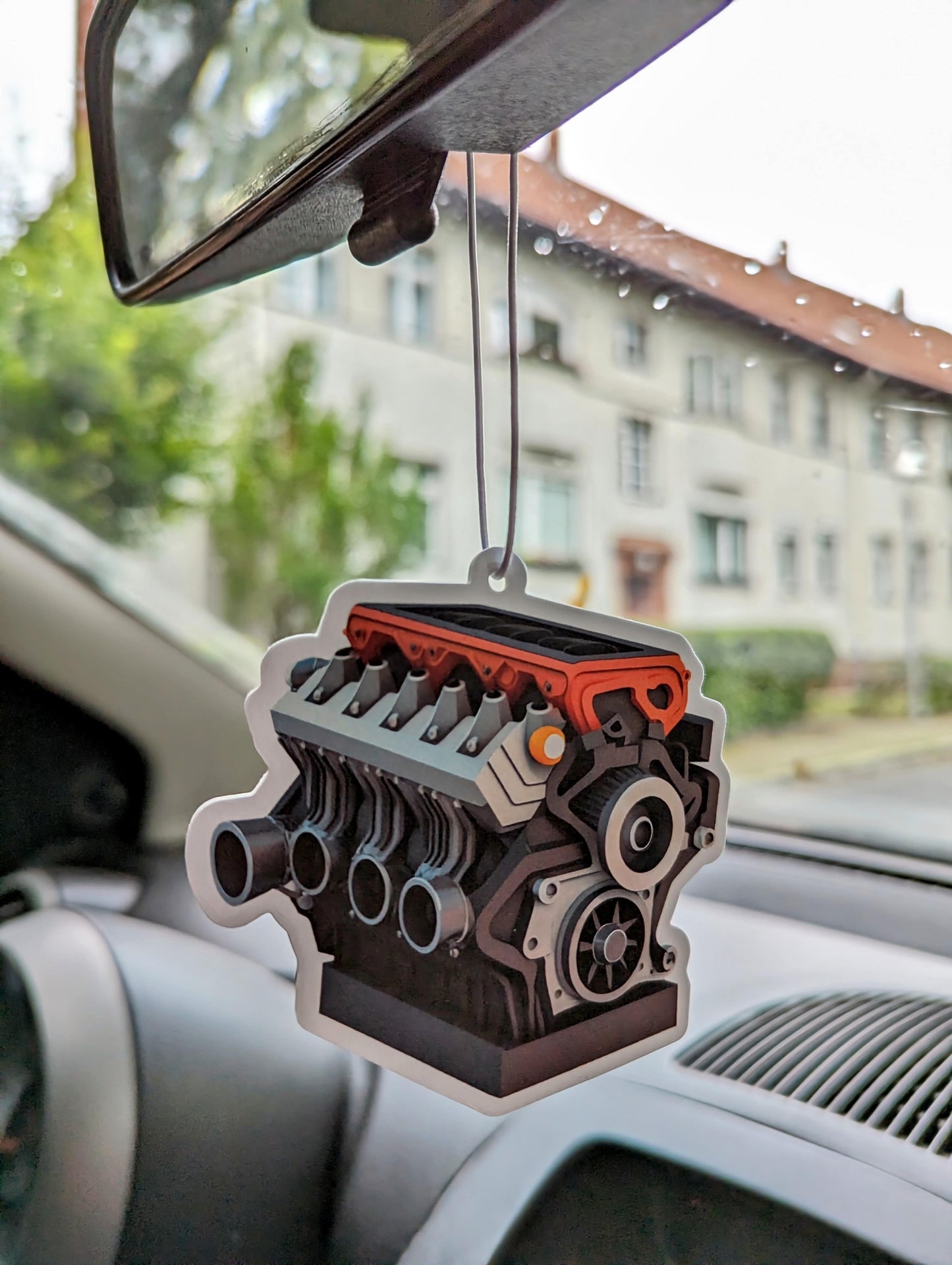 Auto Duftbaum V8 Motor hängt am Auto Rückspiegel