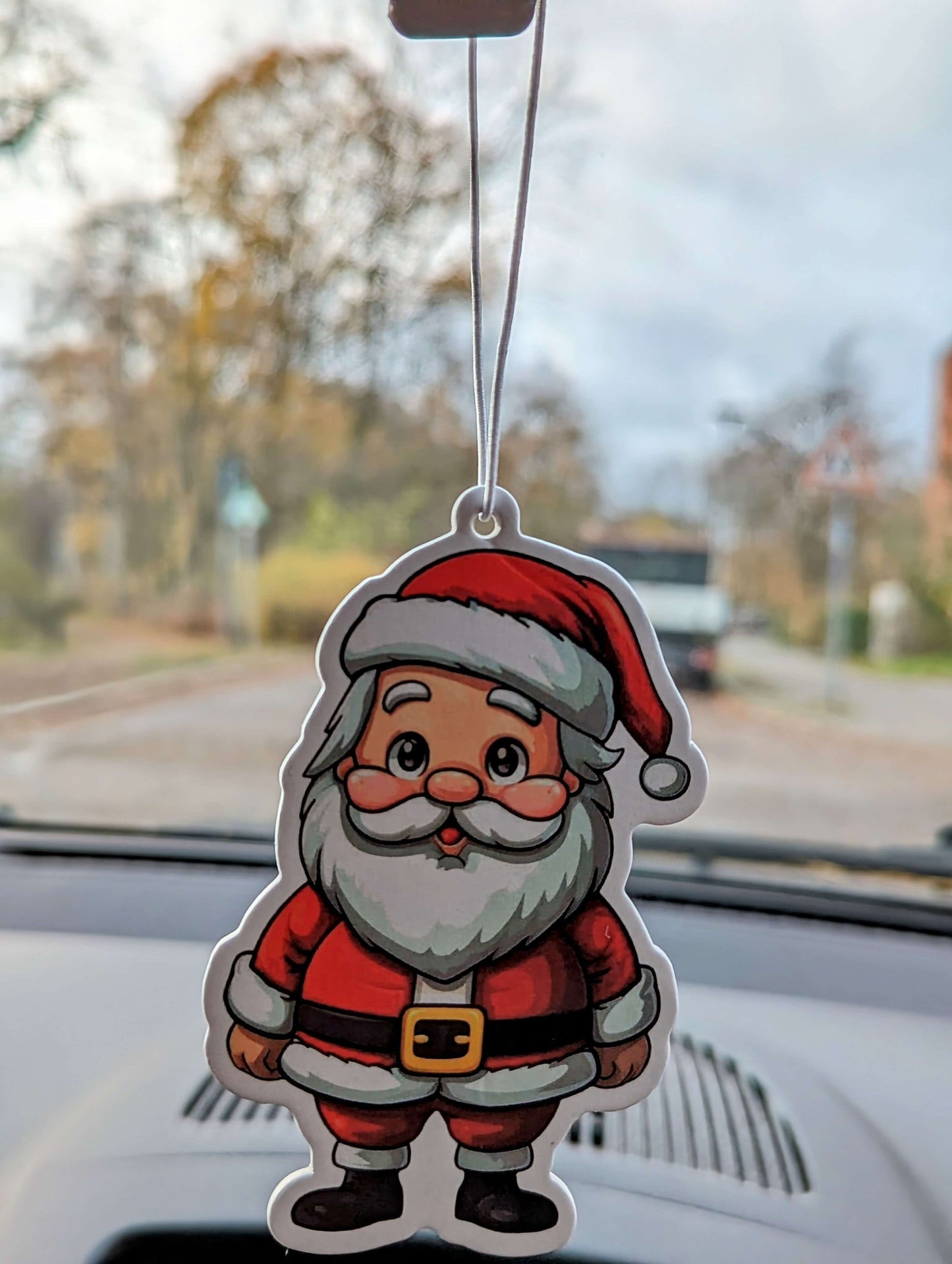 Auto Duftbaum Weihnachtsmann hängt am Auto Rückspiegel