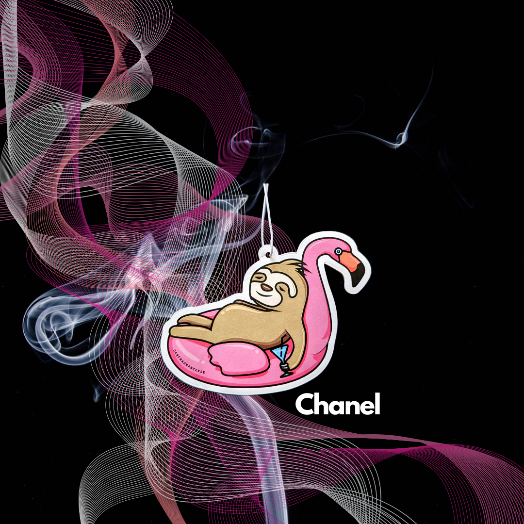Auto Duftbaum Abbildung von einem Faultier und einem Flamingo mit einem Getränk in der Hand, in den Farben Pink und Braun