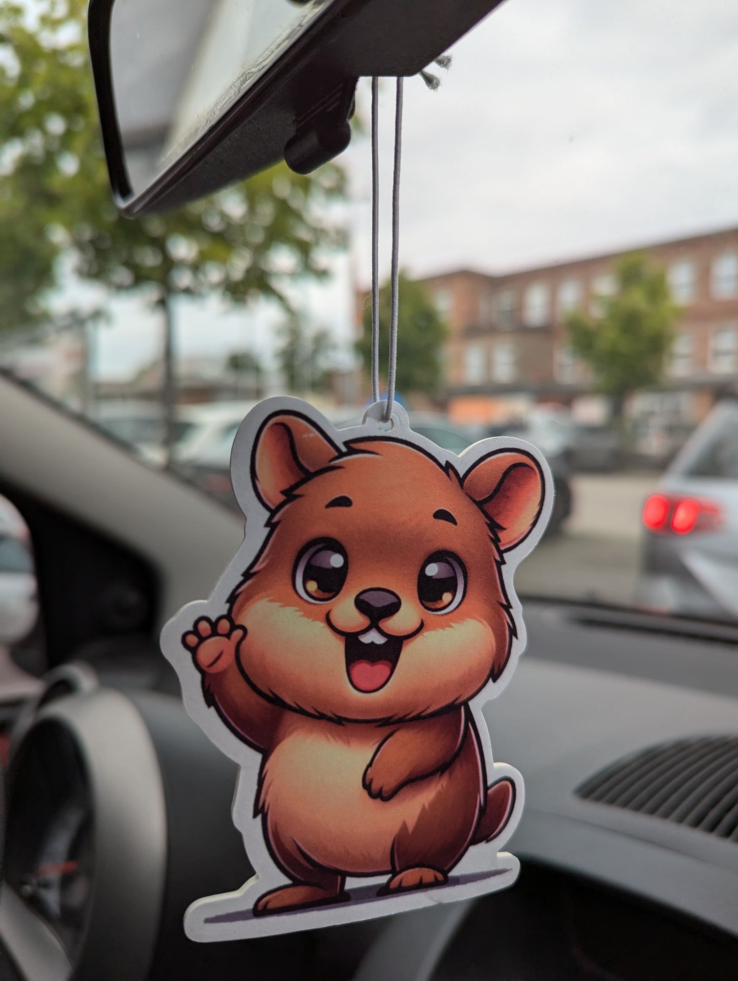 Auto Duftbaum Quokka lächelt und winkt und hängt am Rückspiegel