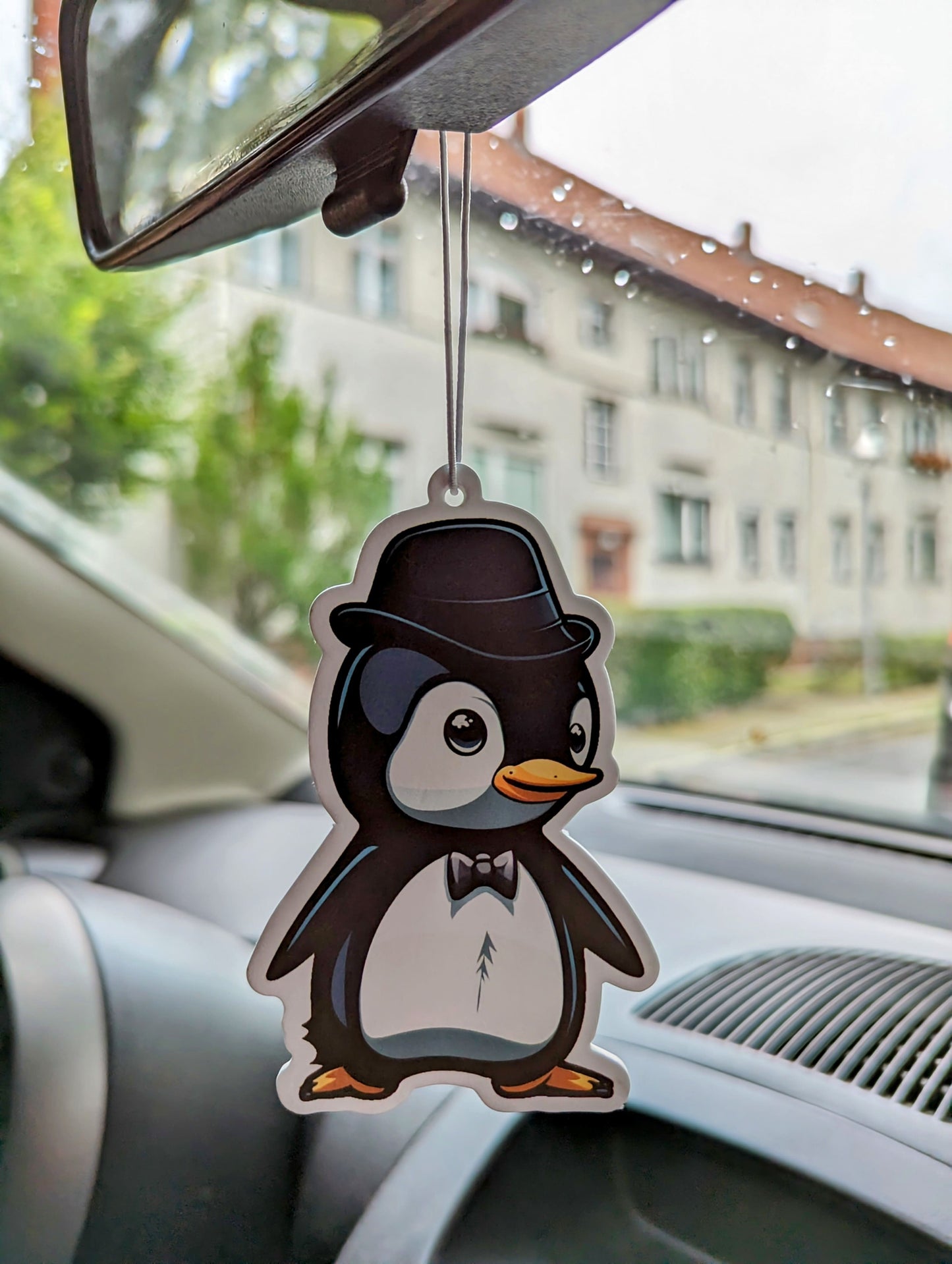 Auto Duftbaum süßer Pinguin mit Hut hängt am Auto Rückspiegel