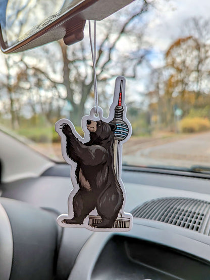 Auto Duftbaum Berlin Bär vor dem Berlin Fernsehturm und hängt am Auto Rückspiegel