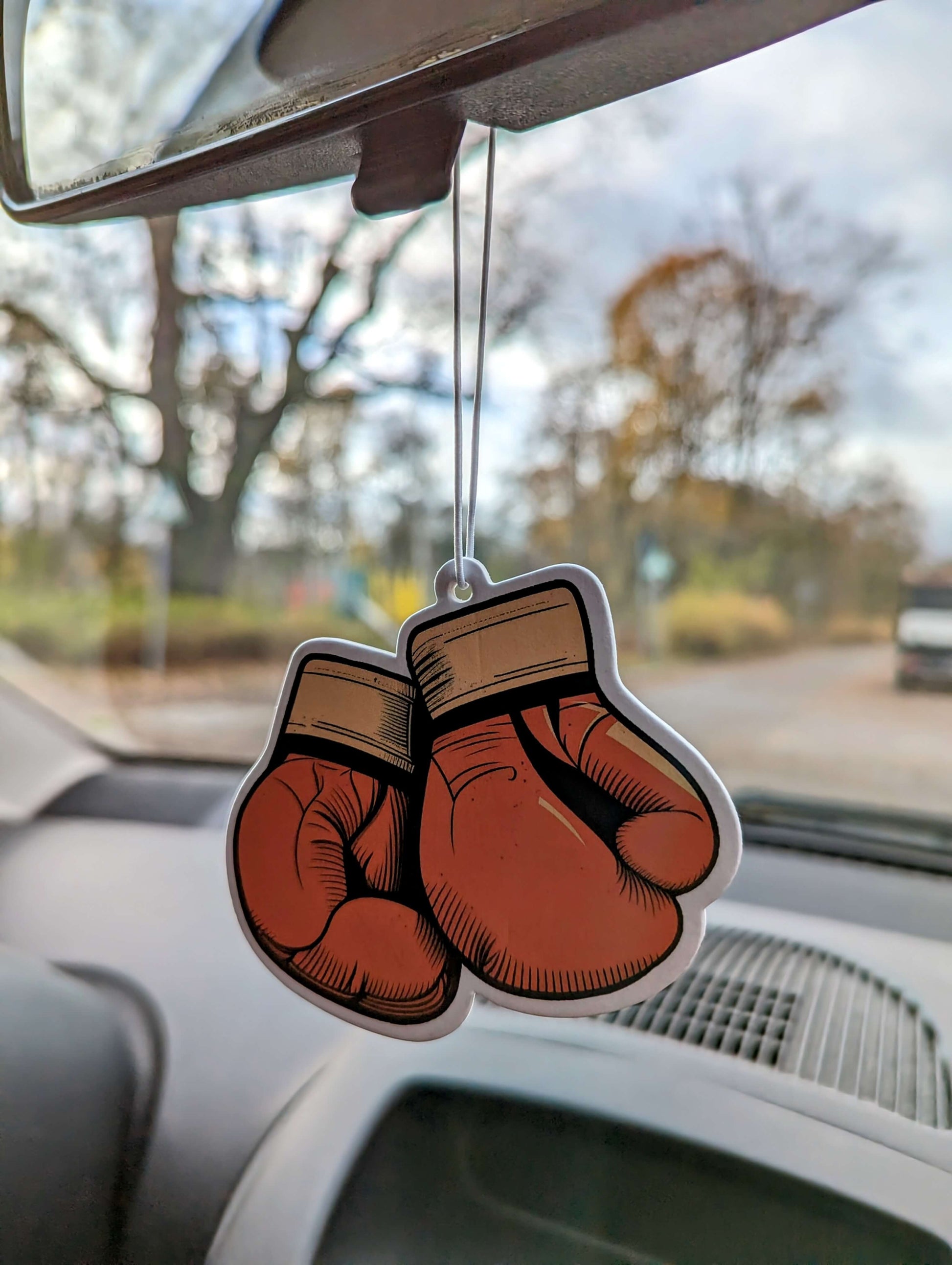 Auto Duftbaum Boxhandschuhe hängt am Auto Rückspiegel