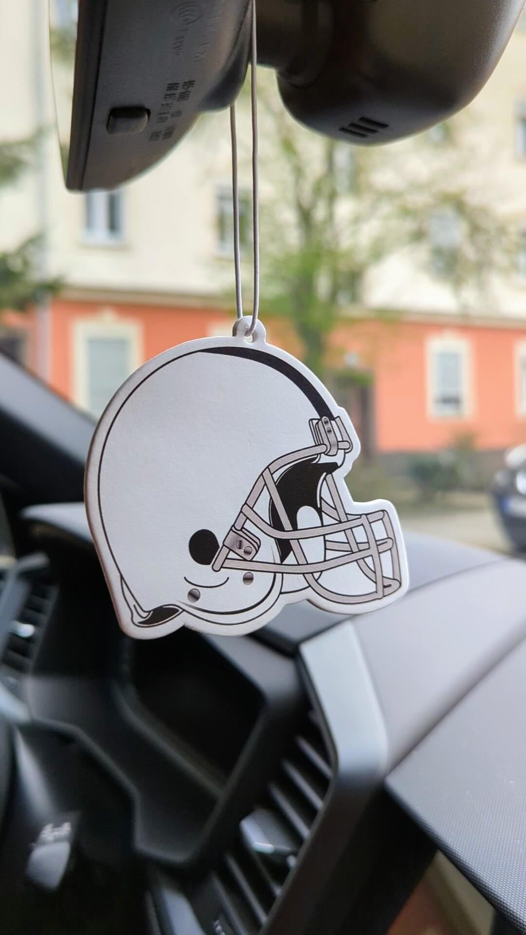 Auto Duftbaum Football Helm hängt am Auto Rückspiegel