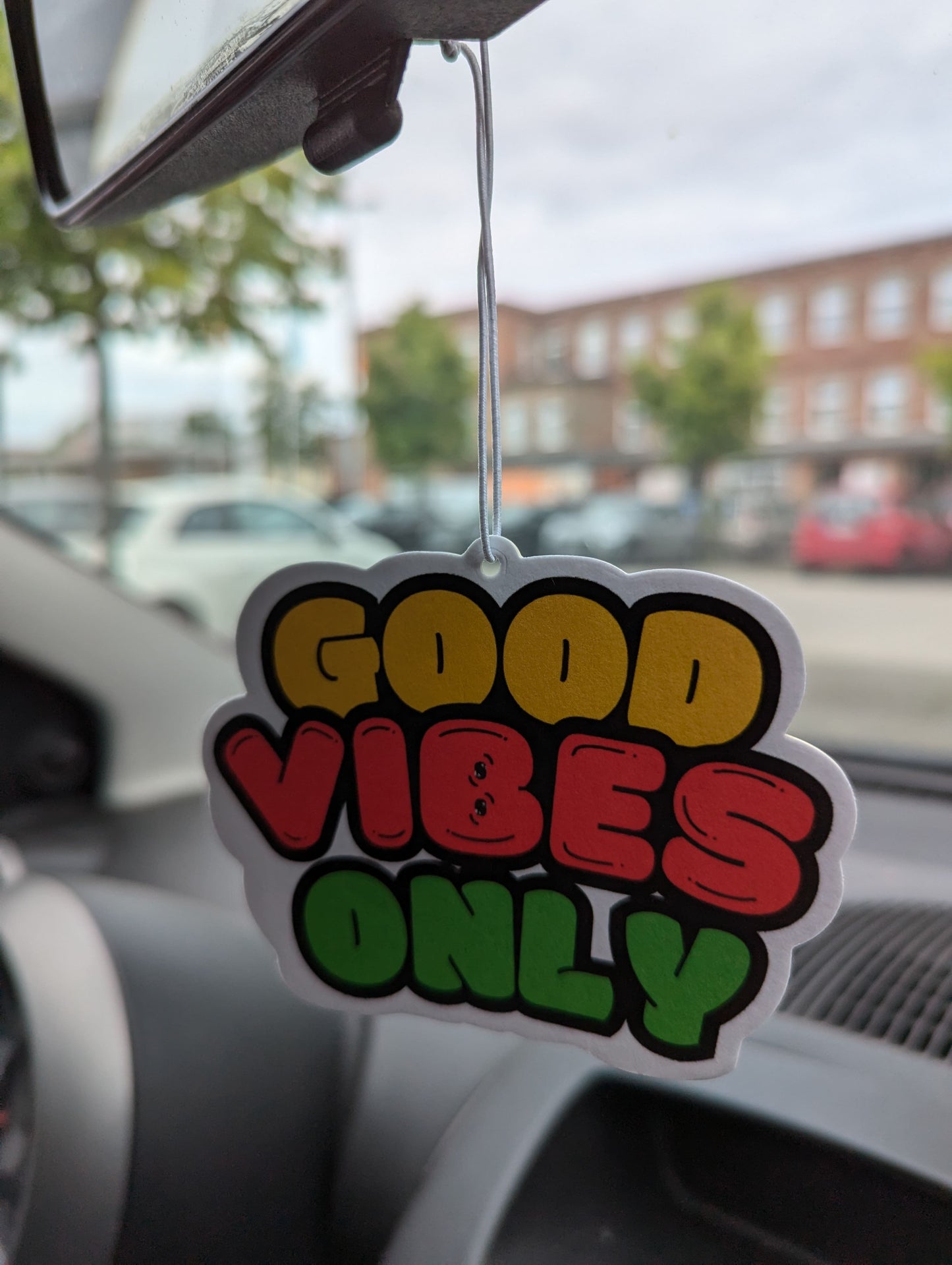 Auto Duftbaum Good Vibes Only hängt im Auto am Rückspiegel