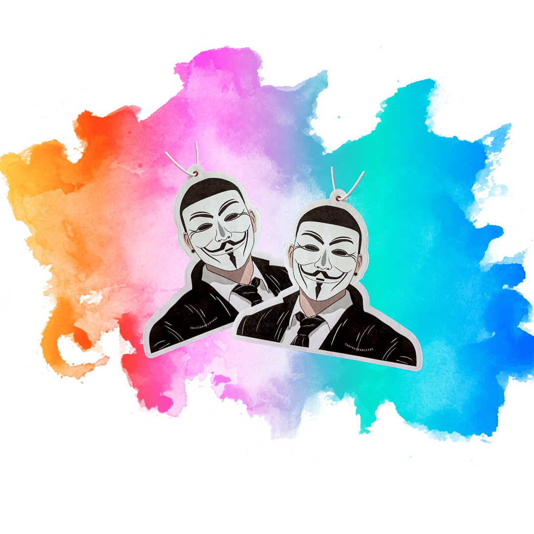 Auto Duftbaum Abbildung von einem Hacker mit einer Maske die grinst, in den Farben Weiß und Schwarz