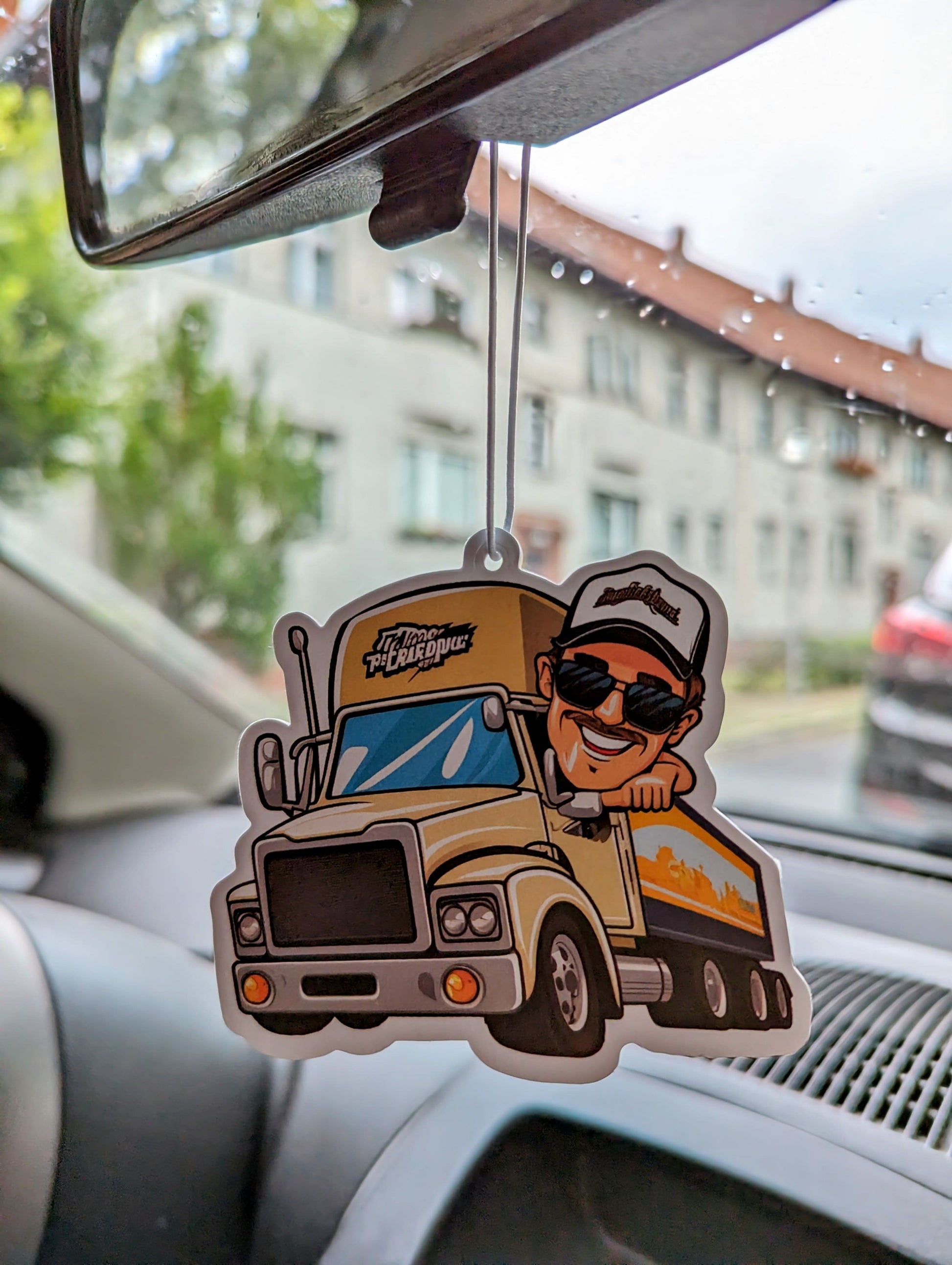 Auto Duftbaum LKW Fahrer mit Mütze hängt am Auto Rückspiegel 