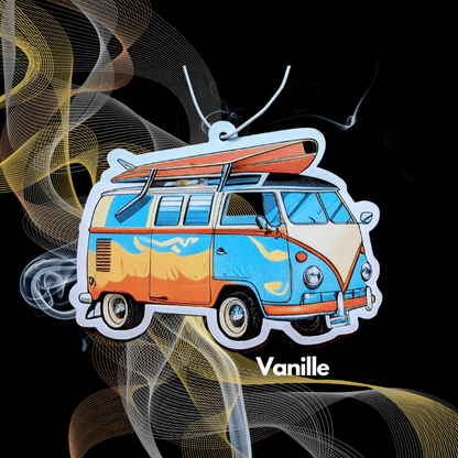 Auto Duftbaum in Form eines bunten Bullys mit Surfbrett auf dem Dach, Lufterfrischer fürs Auto mit Duft Vanille, dekorativer Autoduftbaum im Retro-Design für Sommerfeeling.