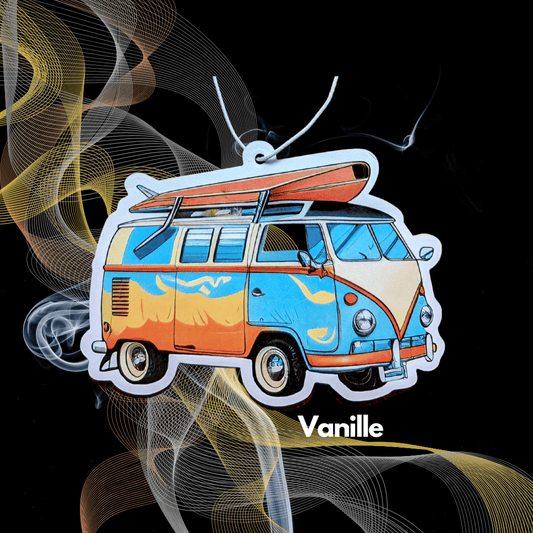 Auto Duftbaum in Form eines bunten Bullys mit Surfbrett auf dem Dach, Lufterfrischer fürs Auto mit Duft Vanille, dekorativer Autoduftbaum im Retro-Design für Sommerfeeling.