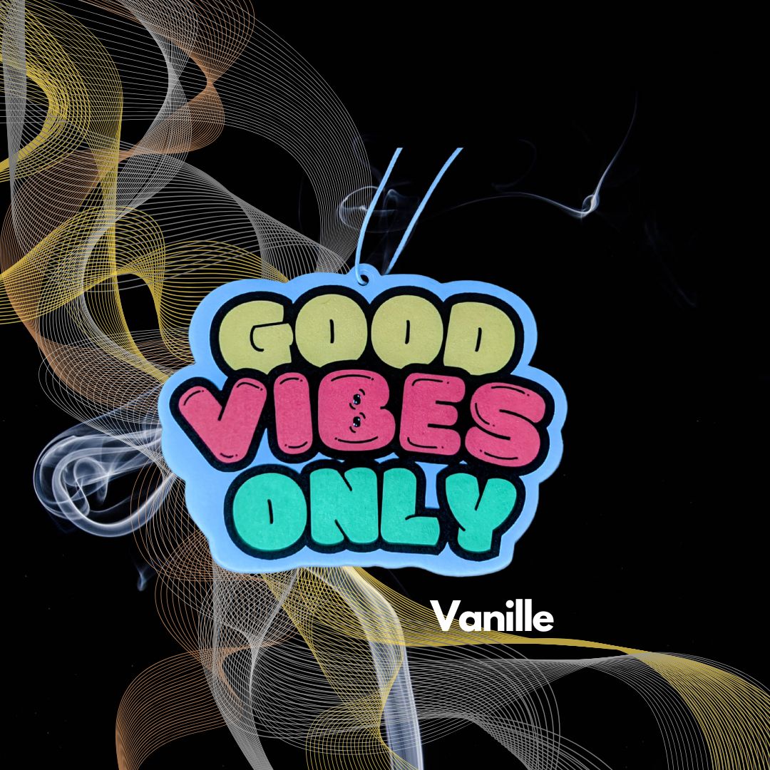Auto Duftbaum mit buntem Schriftzug „Good Vibes Only“ in Gelb, Rot und Grün, Lufterfrischer fürs Auto mit Vanille-Duft, origineller Autoduftbaum mit Motiv-Spruch für positive Stimmung.