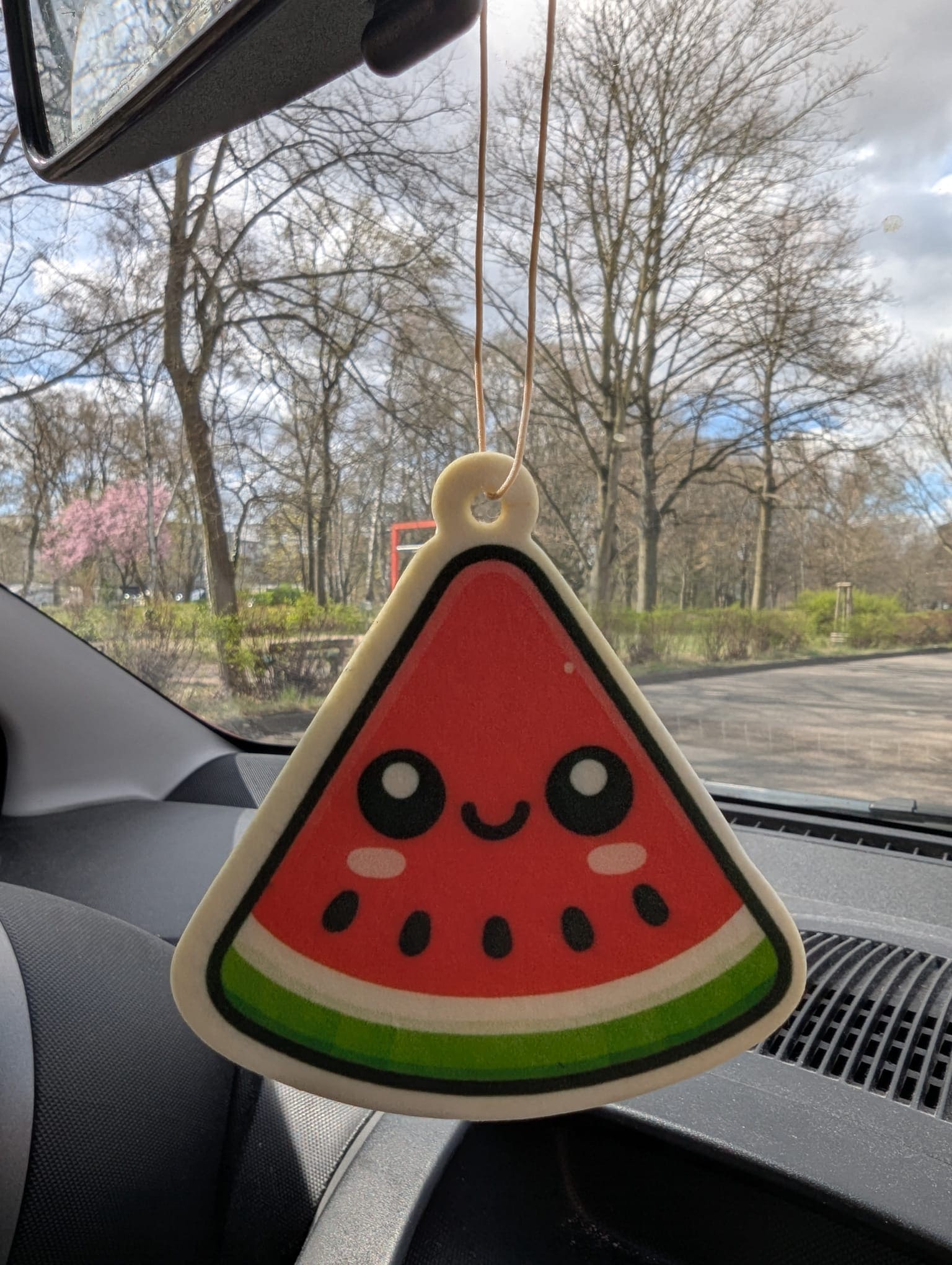 Auto Duftbaum Wassermelone mit süßem Cartoon-Gesicht, fruchtiger Lufterfrischer fürs Auto, origineller Autoduftbaum in Melonen-Optik, dekorativer Autoanhänger mit Sommer-Design.