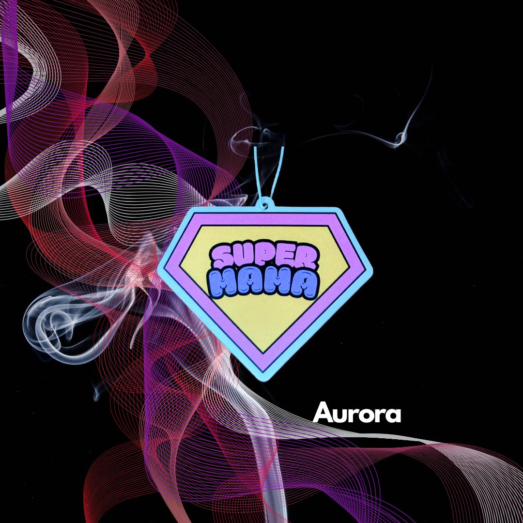 Auto Duftbaum in Form eines Superhelden-Symbols mit gelbem Hintergrund und lila Rahmen, Schriftzug „Super Mama“ in Comic-Schrift, Lufterfrischer fürs Auto mit Duft Aurora, origineller Autoduftbaum als Geschenkidee für Mütter.
