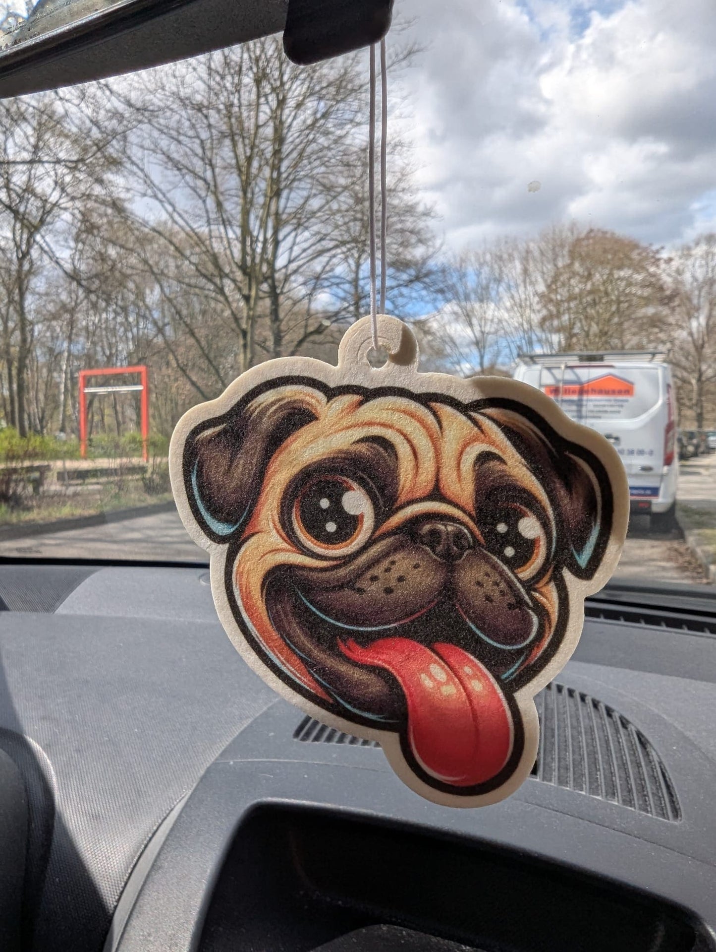 Auto Duftbaum in Form eines fröhlichen Mopses mit herausgestreckter Zunge, lustiger Lufterfrischer fürs Auto, dekorativer Autoduftbaum mit Hundemotiv für Hundefans.