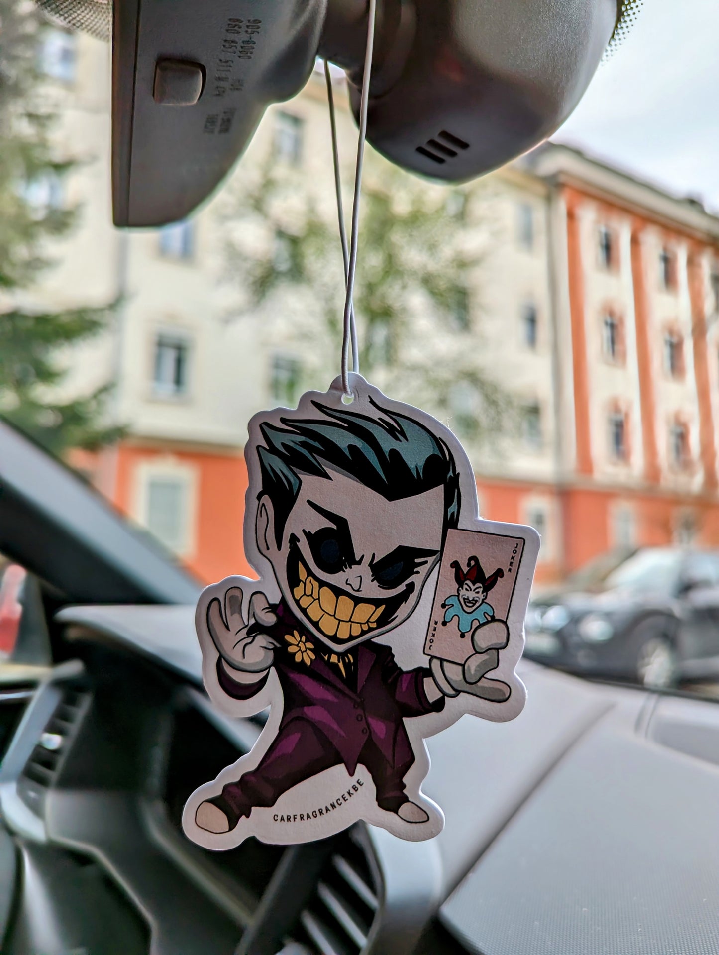Auto Duftbaum Mad Clown mit einer Joker Karte hängt am Auto Rückspiegel 