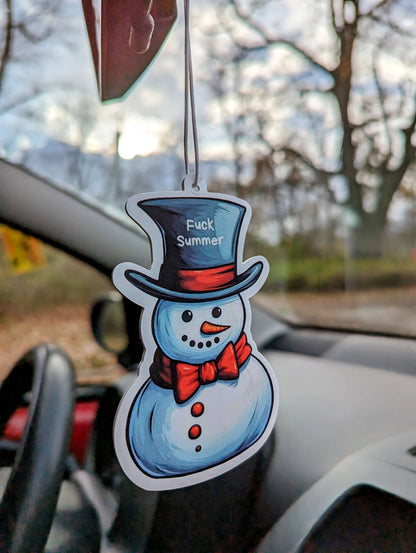 Auto Duftbaum Schneemann mit Hut und Schleife hängt am Auto Rückspiegel