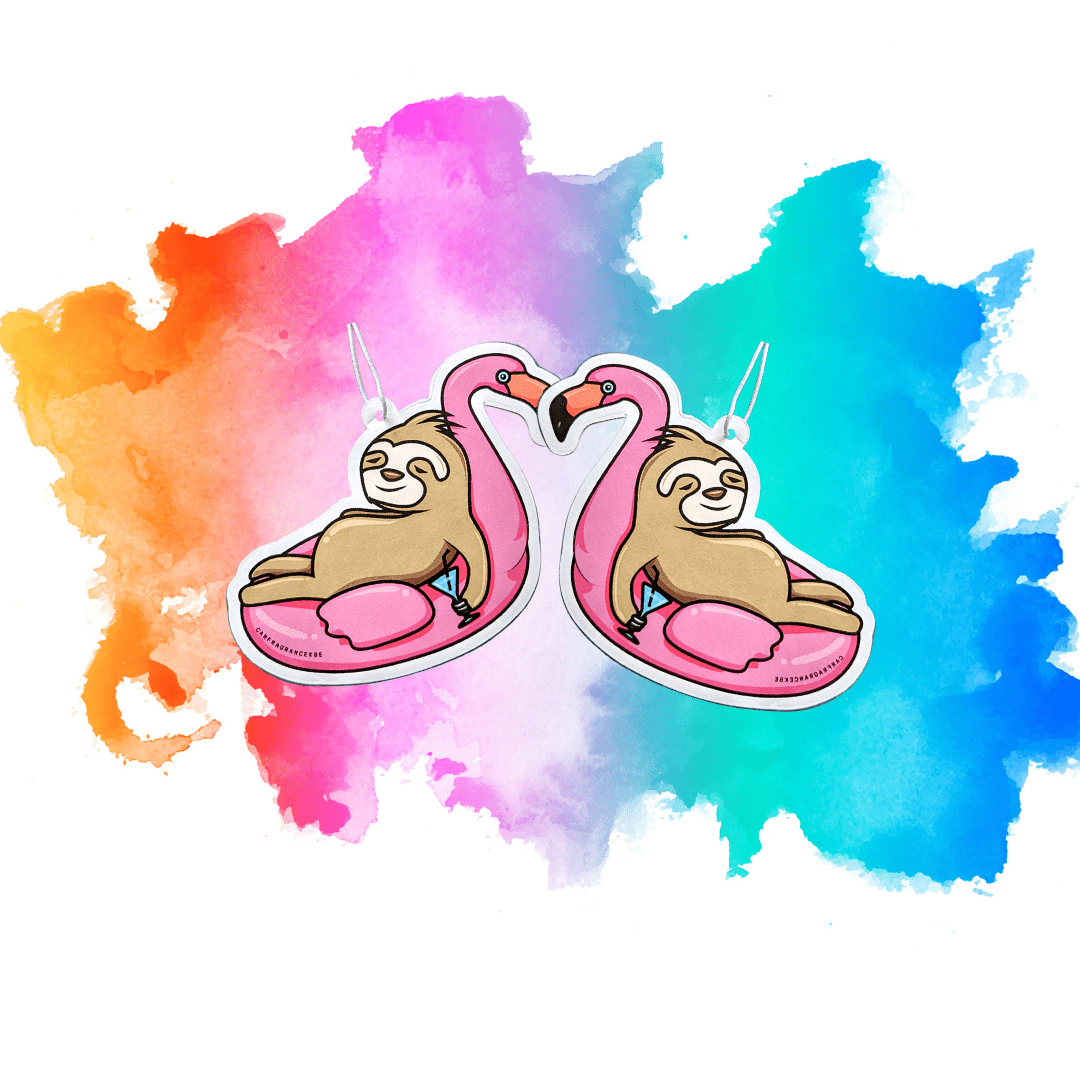 Auto Duftbaum Abbildung von einem Faultier und einem Badespielzeug als Flamingo, mit einem Getränk in der Hand, in den Farben Braun und Pink