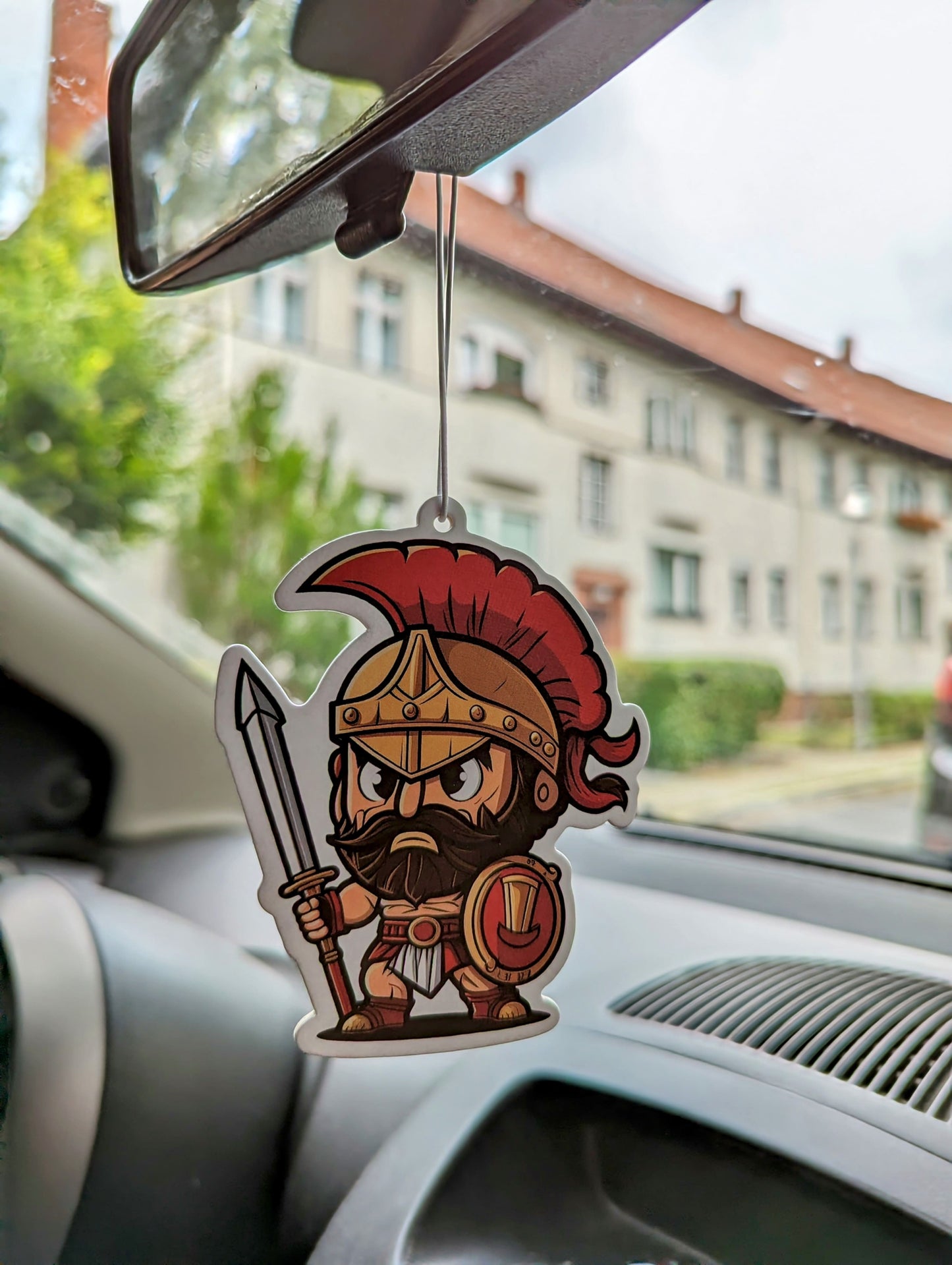 Auto Duftbaum Spartaner mit Schwert und Schild hängt am Auto Rückspiegel