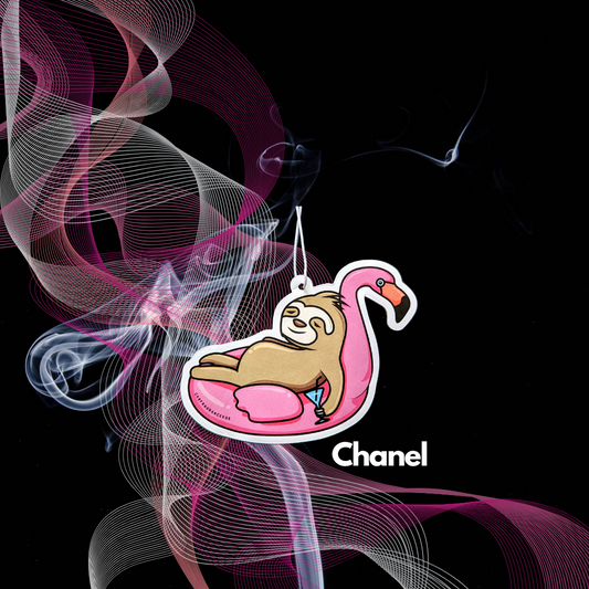 Auto Duftbaum Abbildung von einem Faultier und einem Flamingo mit einem Getränk in der Hand, in den Farben Pink und Braun