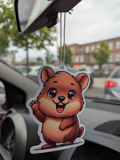 Auto Duftbaum Quokka lächelt und winkt und hängt am Rückspiegel