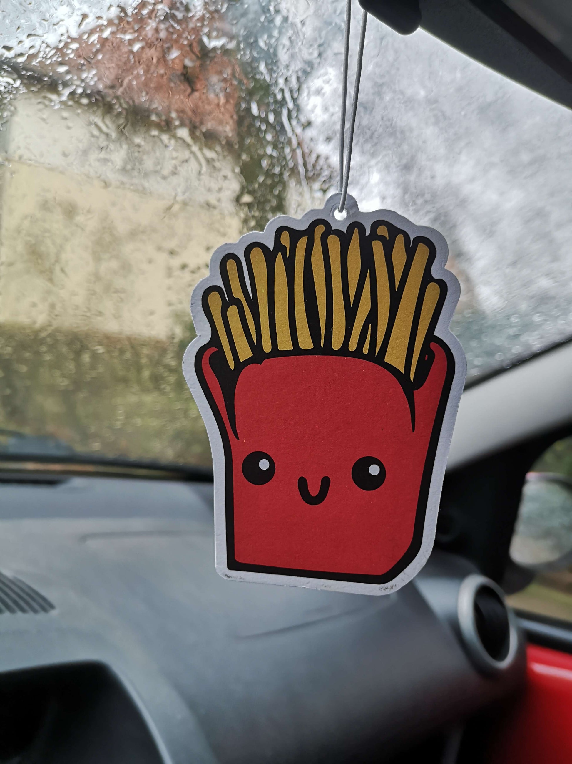 Auto Duftbaum süße Pommes die grinst hängt am Auto Rückspiegel 