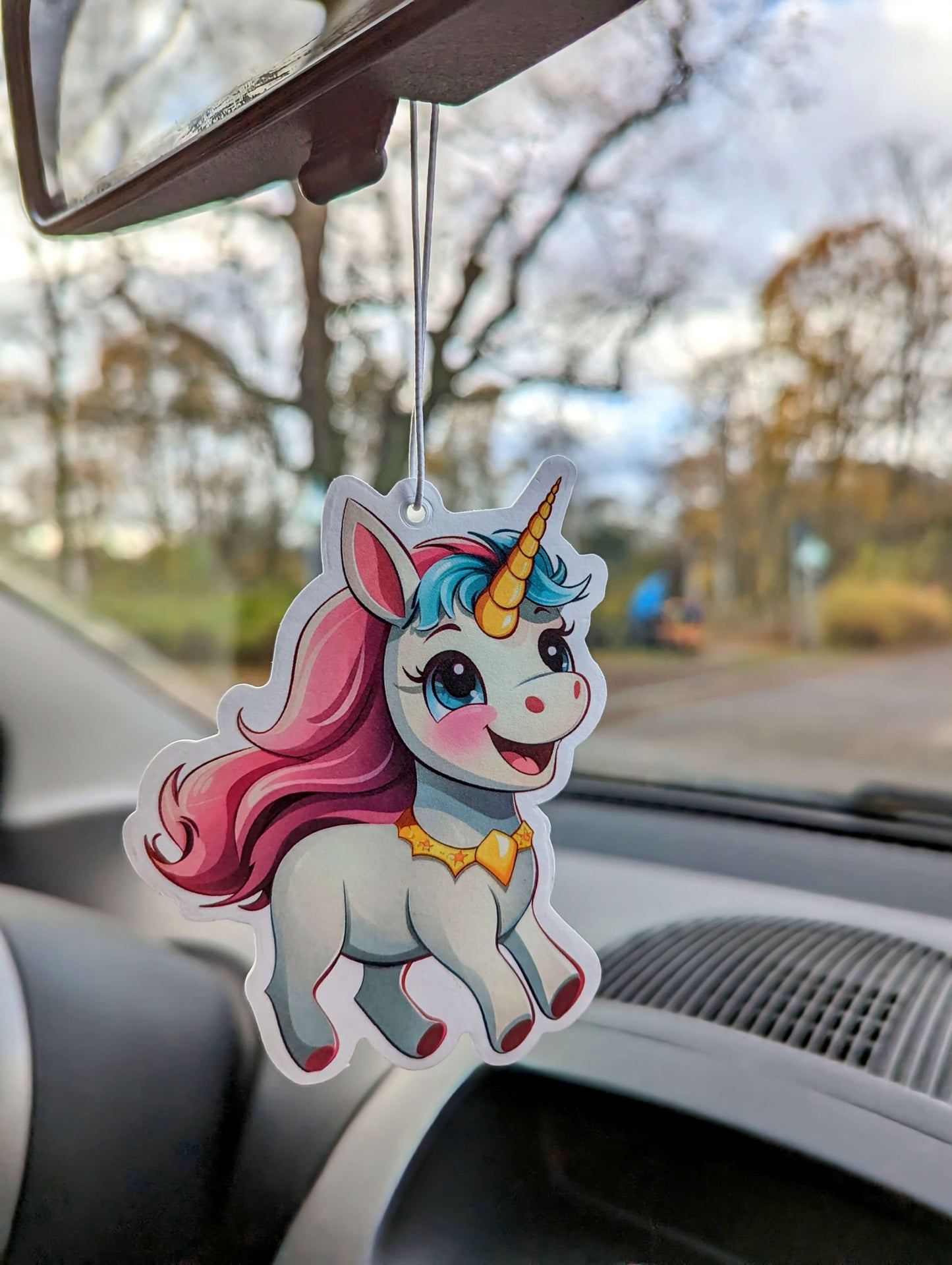 Auto Duftbaum süßes Einhorn mit mit Horn und Goldkette hängt am Auto Rückspiegel