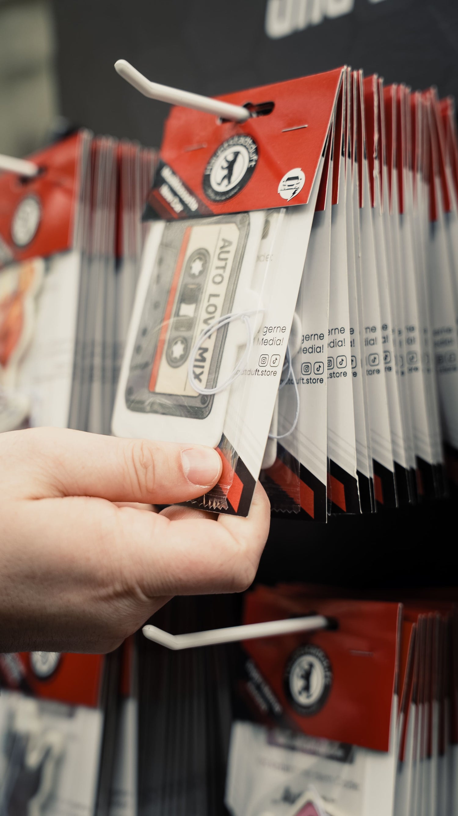Verpackte Auto Duftbäume von Hauptstadtduft mit Musikkassetten-Motiv an einem Verkaufsständer präsentiert