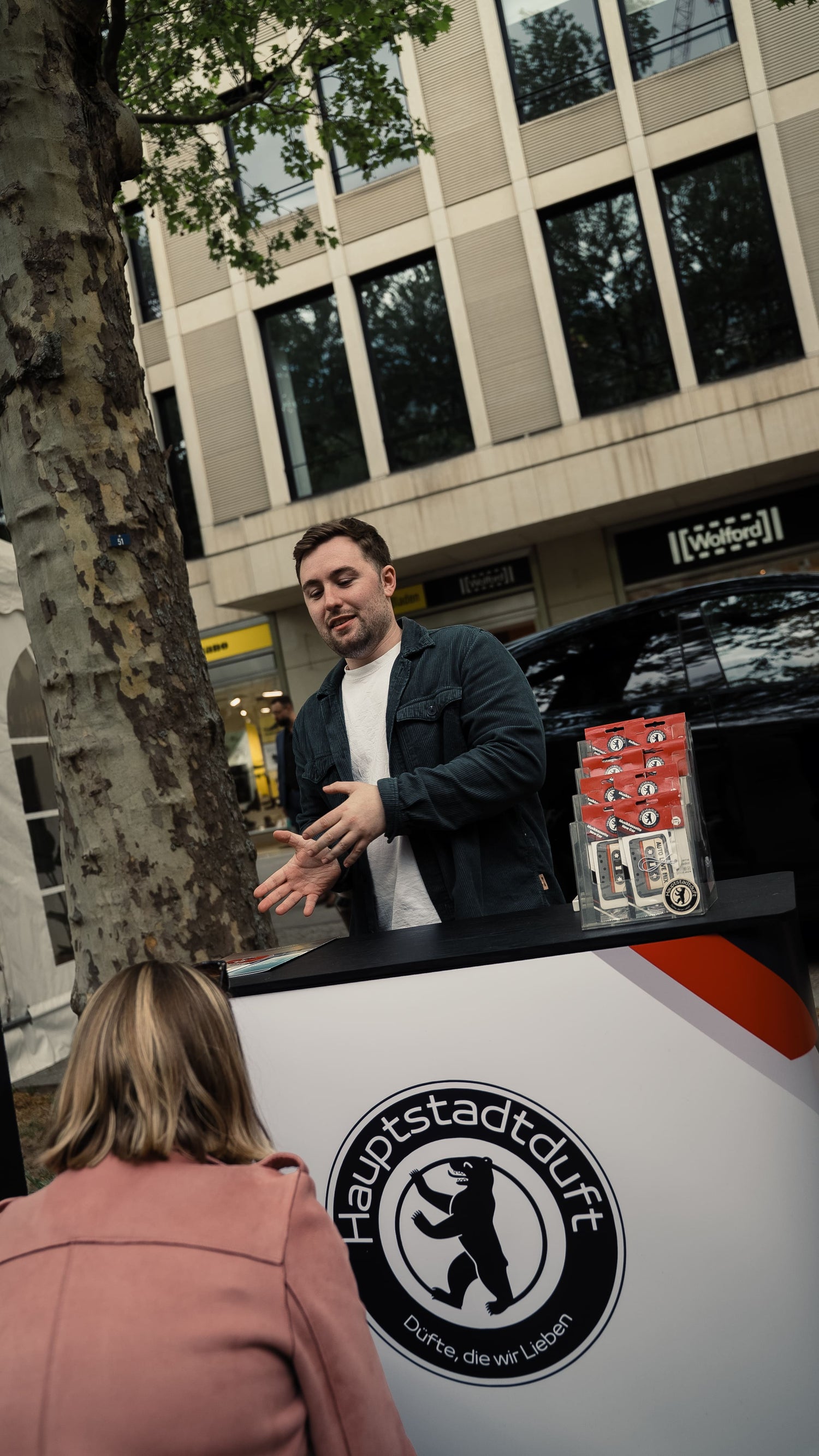 Hauptstadtduft Verkaufsstand mit ausgefallenen Auto Duftbäumen bei einem Event in Berlin und persönlicher Kundenberatung